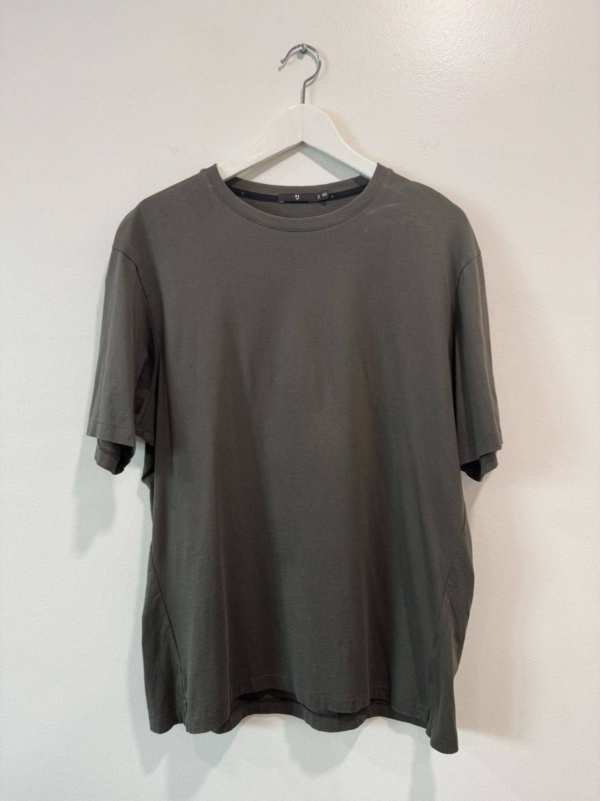 Jil Sander × Uniqlo Uniqlo x Jil Sander +J Supima T-Shirt Olive Green Size Small Size US S / EU 44-46 / 1 - 1 Thumbnail