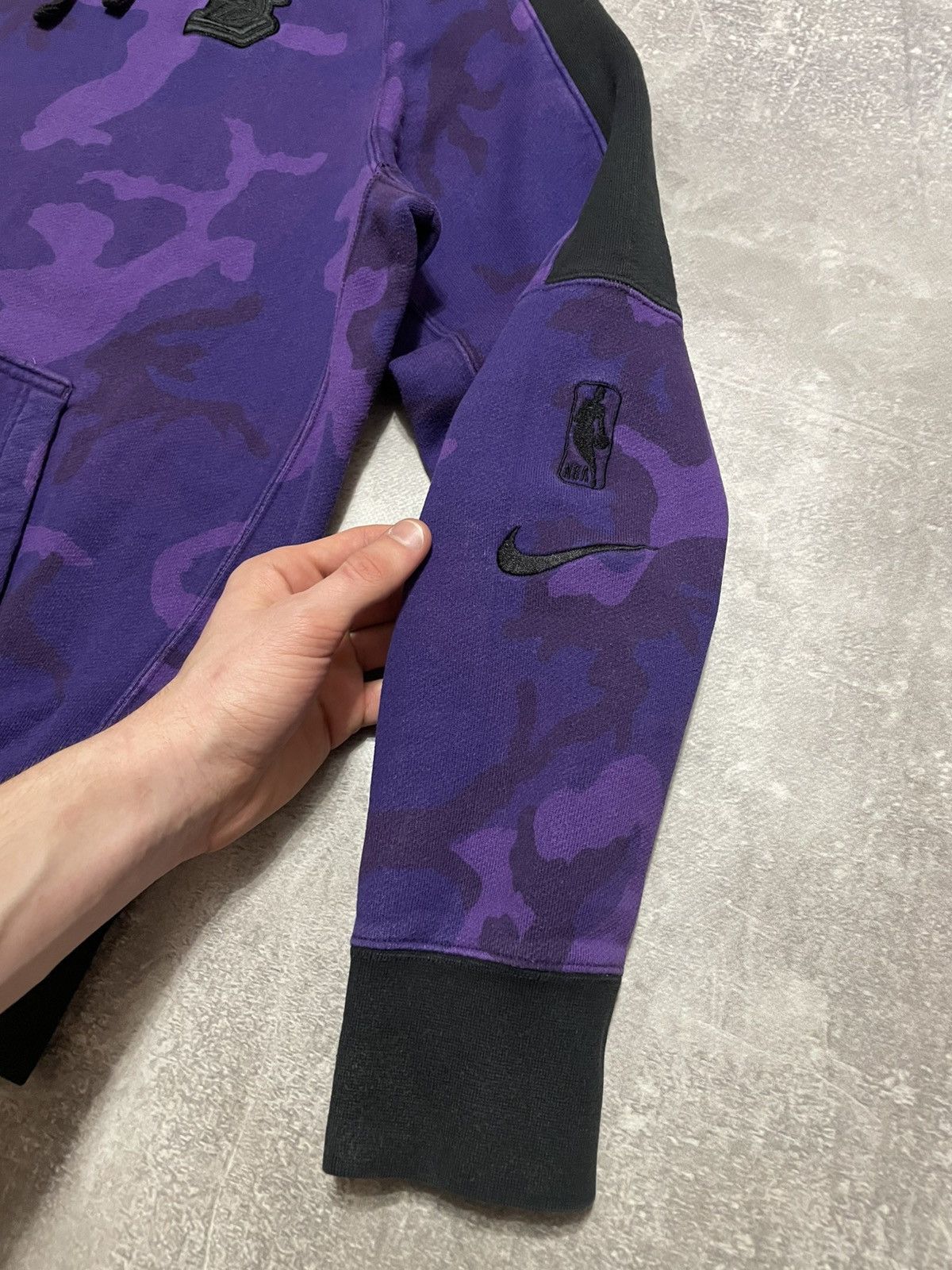 NBA × Nike Vintage Nike NBA LA Lakers Lebron Hoodie Purple Camo Size US M / EU 48-50 / 2 - 6 Thumbnail
