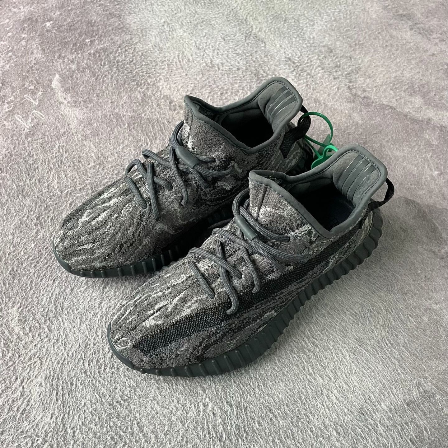 Yeezy Yeezy Black Lowtop Sneakers 43 Men Size US 10 / EU 43 - 1 Thumbnail