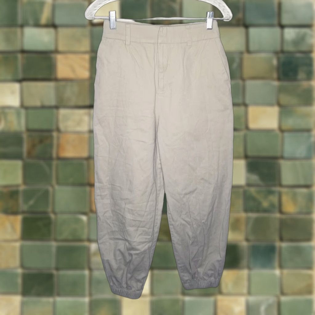 Forever 21 FOREVER 21 Womens Chino Dress Pants Size M Beige Loose Elastic Ankle Size 32" / US 10 / IT 46 - 1 Thumbnail