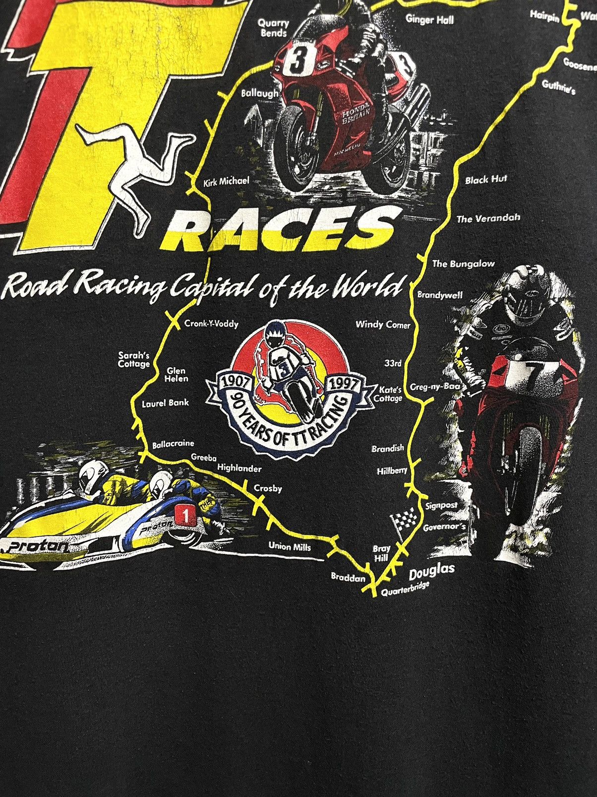 Vintage Vintage 1997 Isle Of Man 90s Racing Honda Faded T-Shirt Size US XL / EU 56 / 4 - 17 Thumbnail