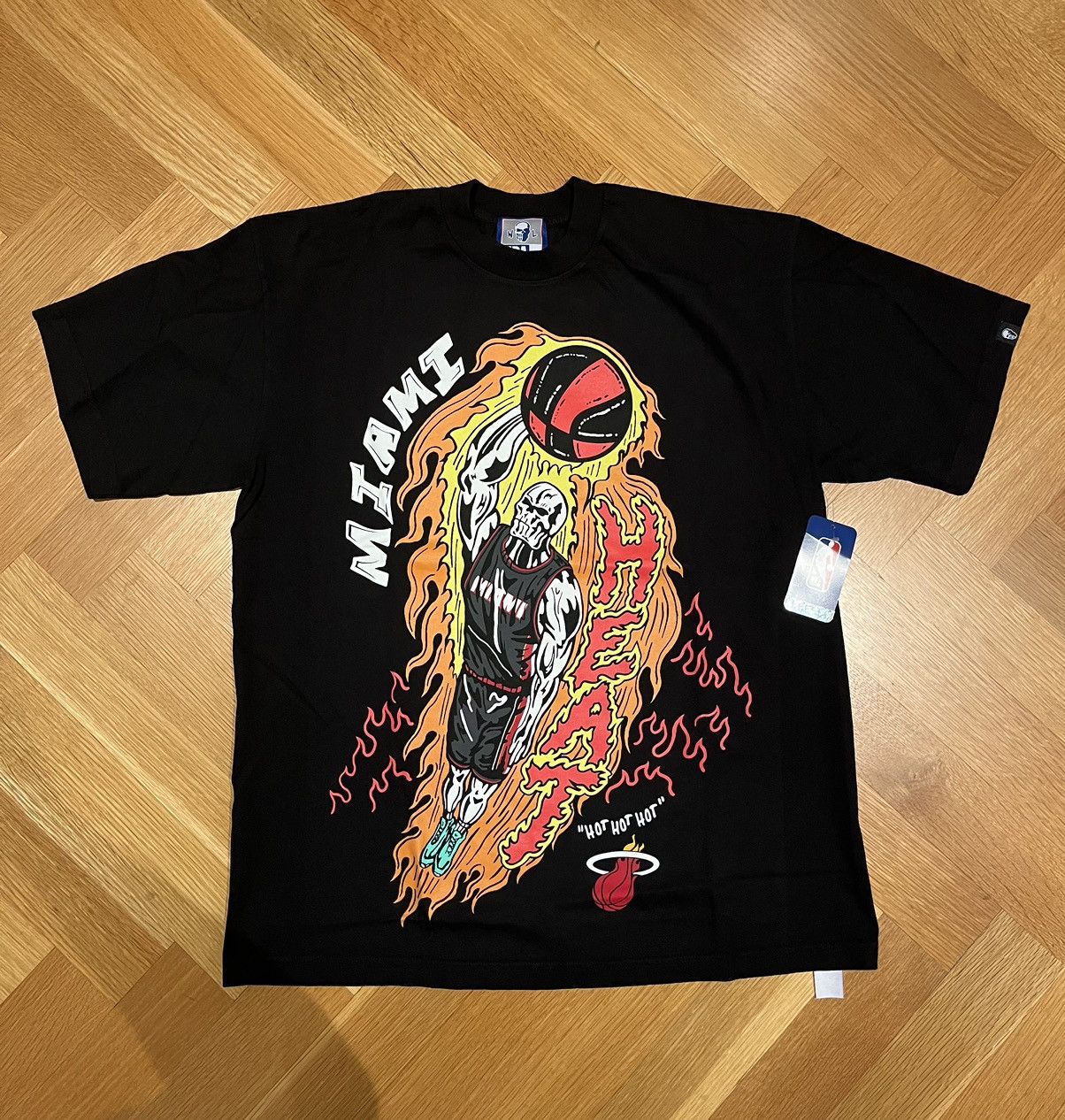 NBA × Warren Lotas Warren Lotas x NBA Miami Heat Hot Hot Hot Tee Size US L / EU 52-54 / 3 - 1 Thumbnail