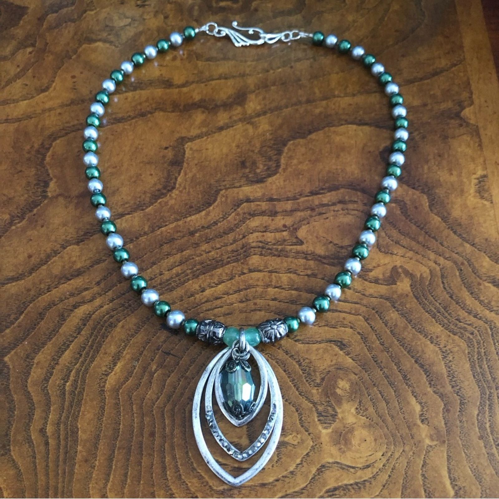 Handmade Handcrafted repurpose emerald & silver Pearl necklace Size ONE SIZE - 11 Thumbnail