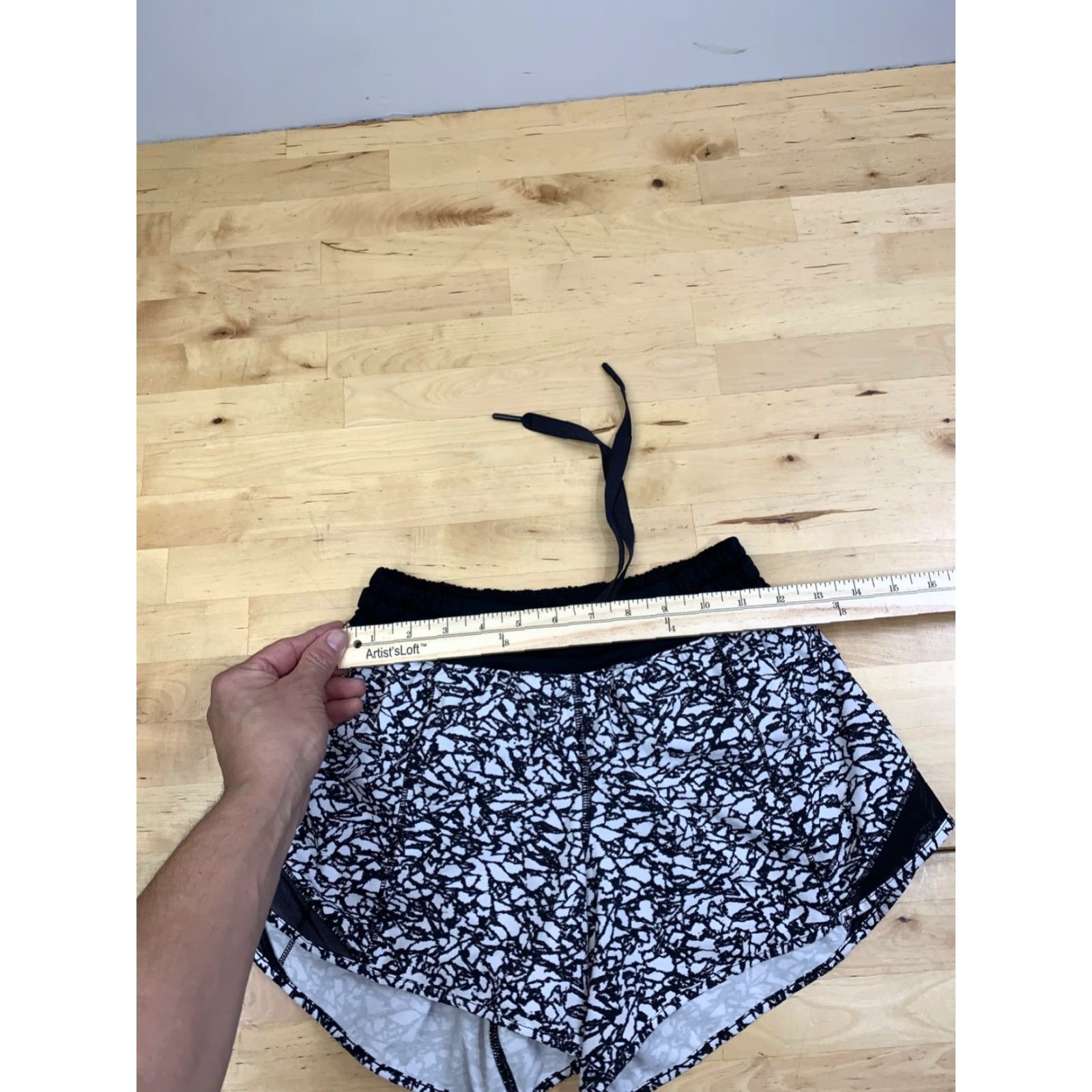 Lululemon Lululemon Shorts Women 4 Inseam 4" Black Activewear Athletic Run Gym & Training 4" Inseam Size 27" / US 4 / IT 40 - 3 Thumbnail