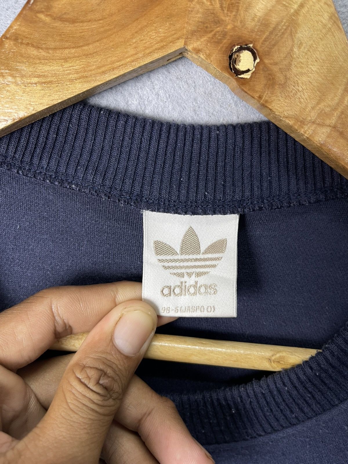 Adidas Vintage Adidas Originals Minimal Embroidered Sweatshirt Size US L / EU 52-54 / 3 - 8 Thumbnail