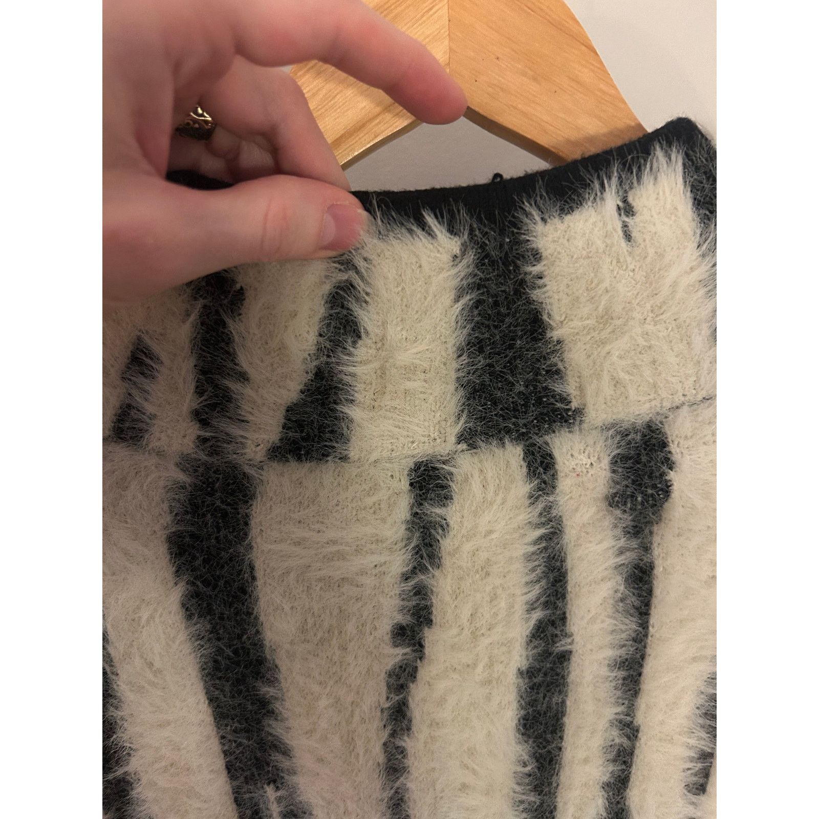 Anthropologie Anthropologie Fuzzy Zebra Print Sweater - Size Medium Size M / US 6-8 / IT 42-44 - 3 Thumbnail