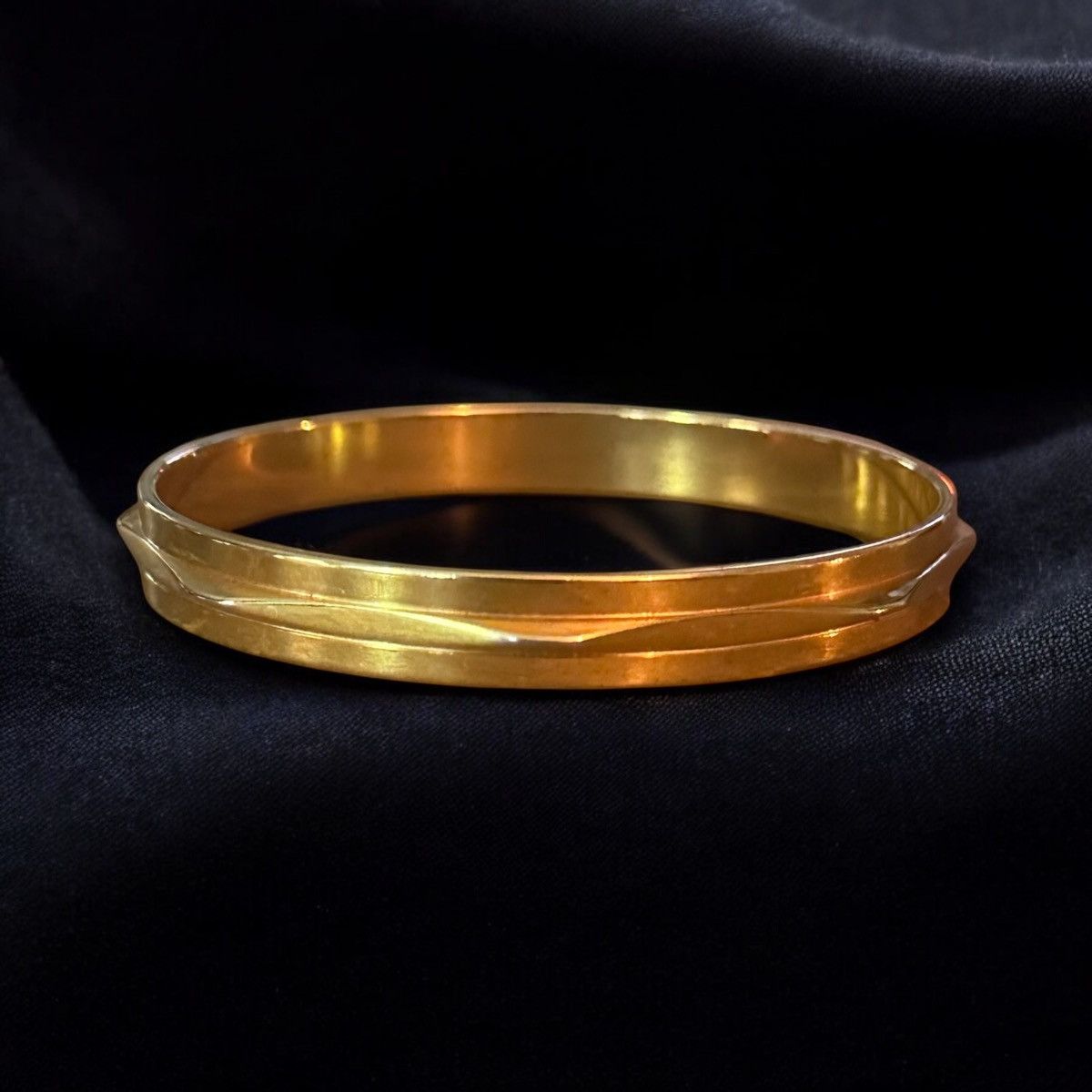 Monet Vintage Monet gold tone bangle bracelet Size ONE SIZE - 1 Thumbnail