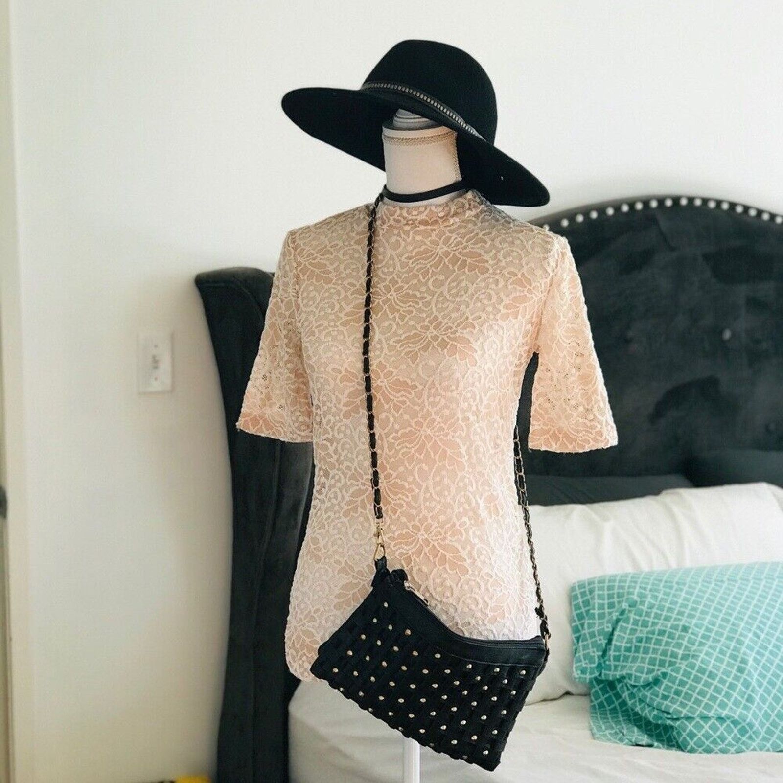 Forever 21 Mock Neck Bell Short Sleeve Blouse Sheer Floral Lace Design Size M / US 6-8 / IT 42-44 - 9 Thumbnail