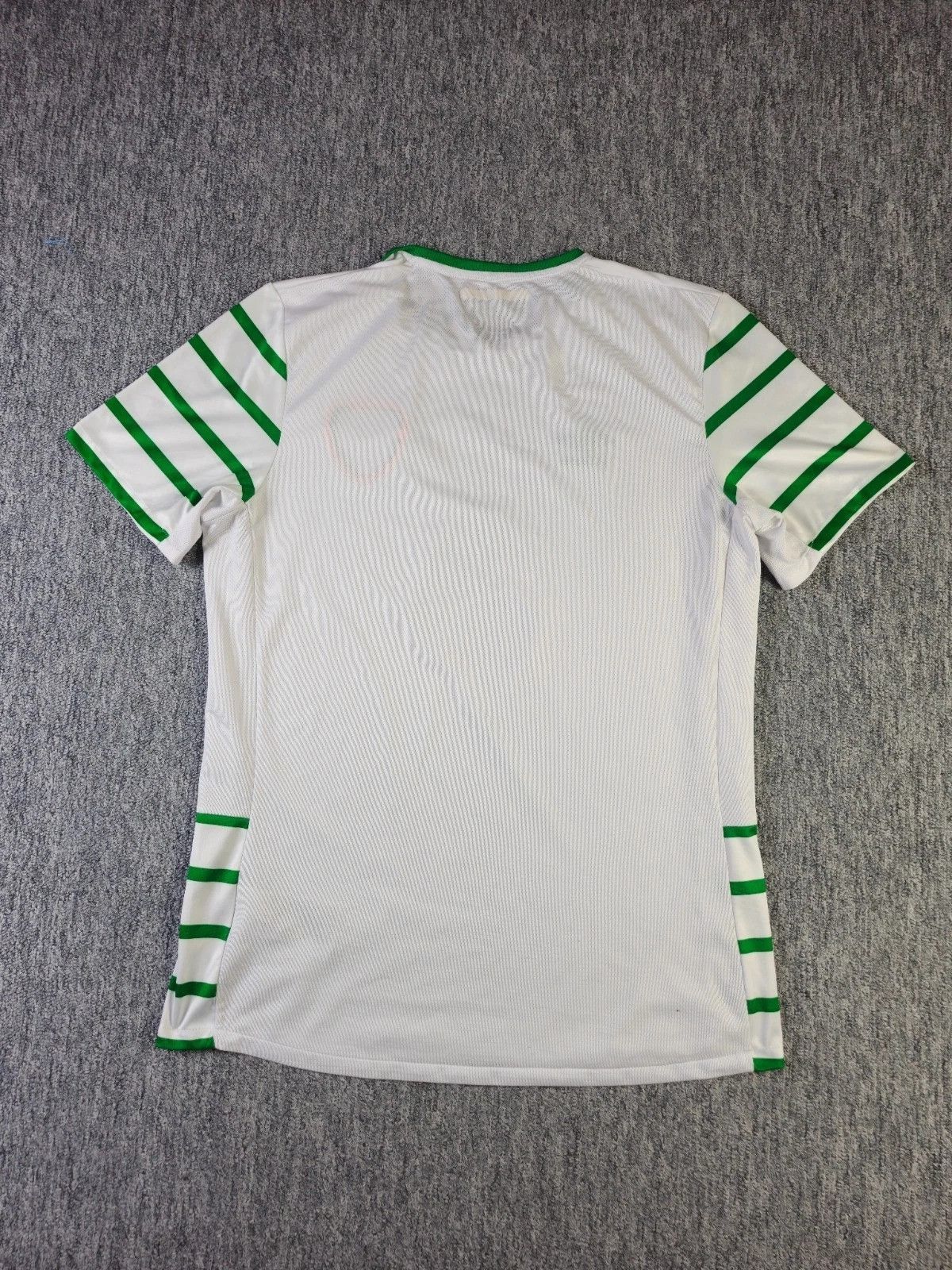 Umbro Umbro Ireland Away Jersey L 16-18 Football Kit FLAWED Size US L / EU 52-54 / 3 - 2 Thumbnail