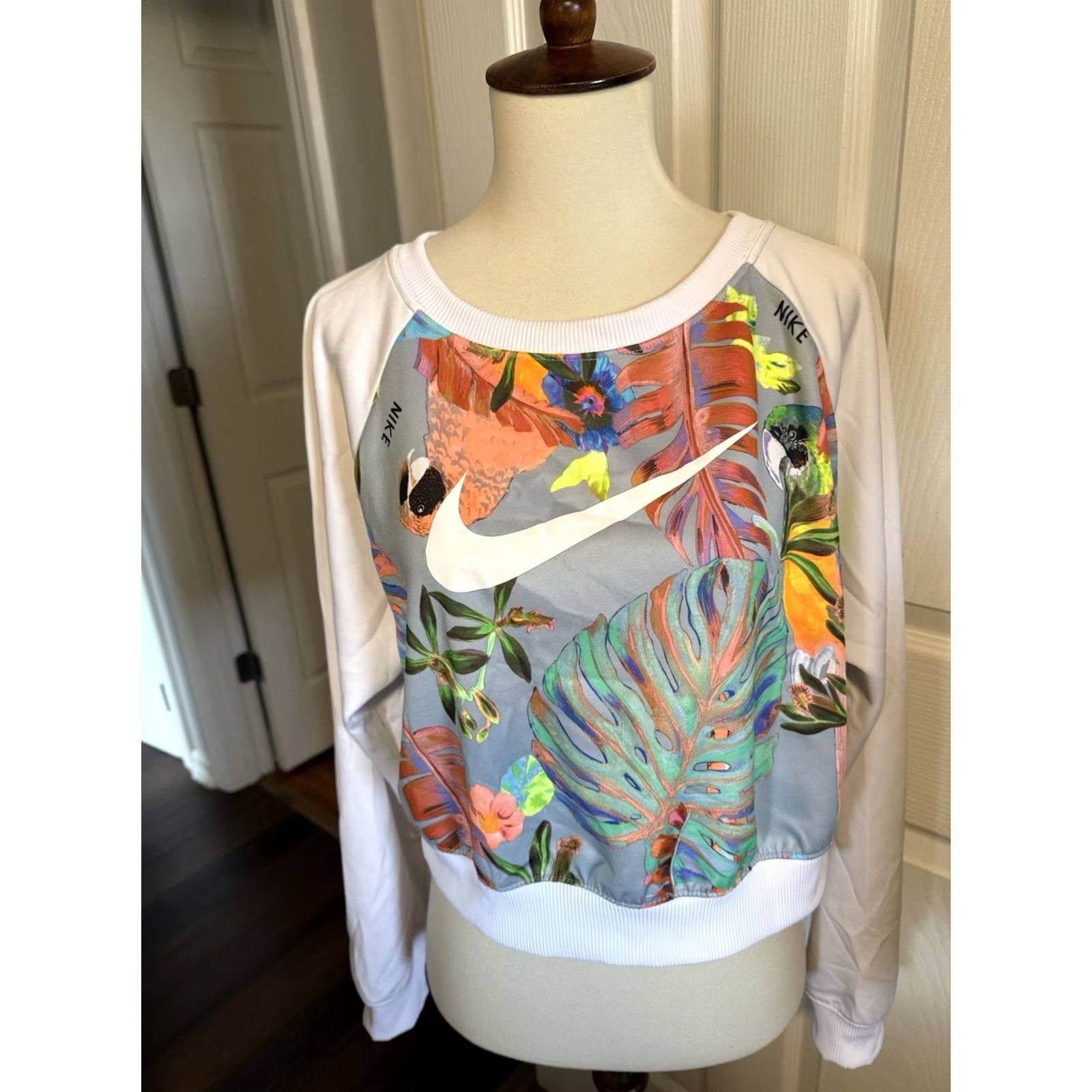 Nike Nike Hyper Femme Crop Sweatshirt Womens Medium White Tropical Parrot Pullover Size M / US 6-8 / IT 42-44 - 3 Thumbnail