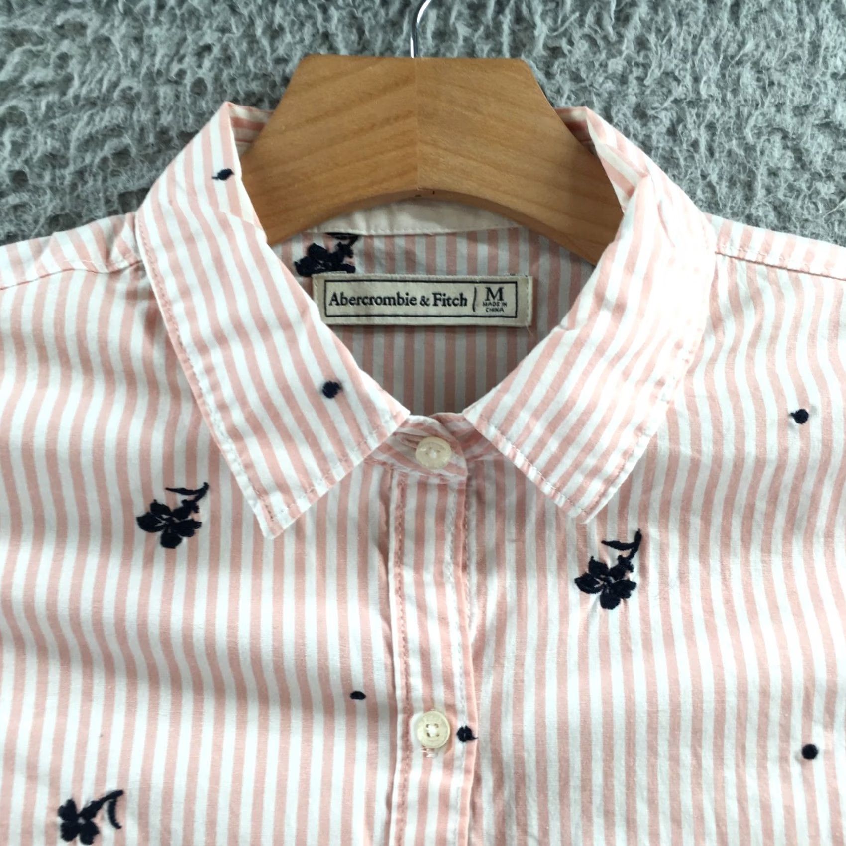 Abercrombie & Fitch Abercrombie & Fitch Shirt Womens M Pink White Button Down Embroidered Floral Size M / US 6-8 / IT 42-44 - 3 Thumbnail