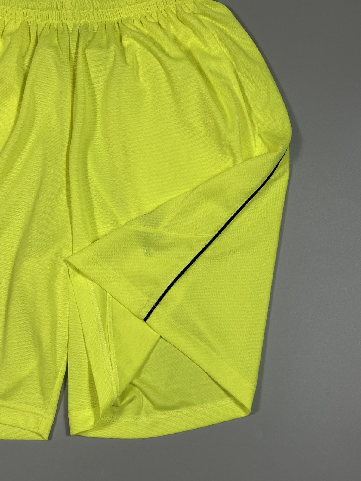 Balenciaga Balenciaga Baggy Oversized Logo Soccer Shorts Neon Yellow Size US 32 / EU 48 - 10 Thumbnail