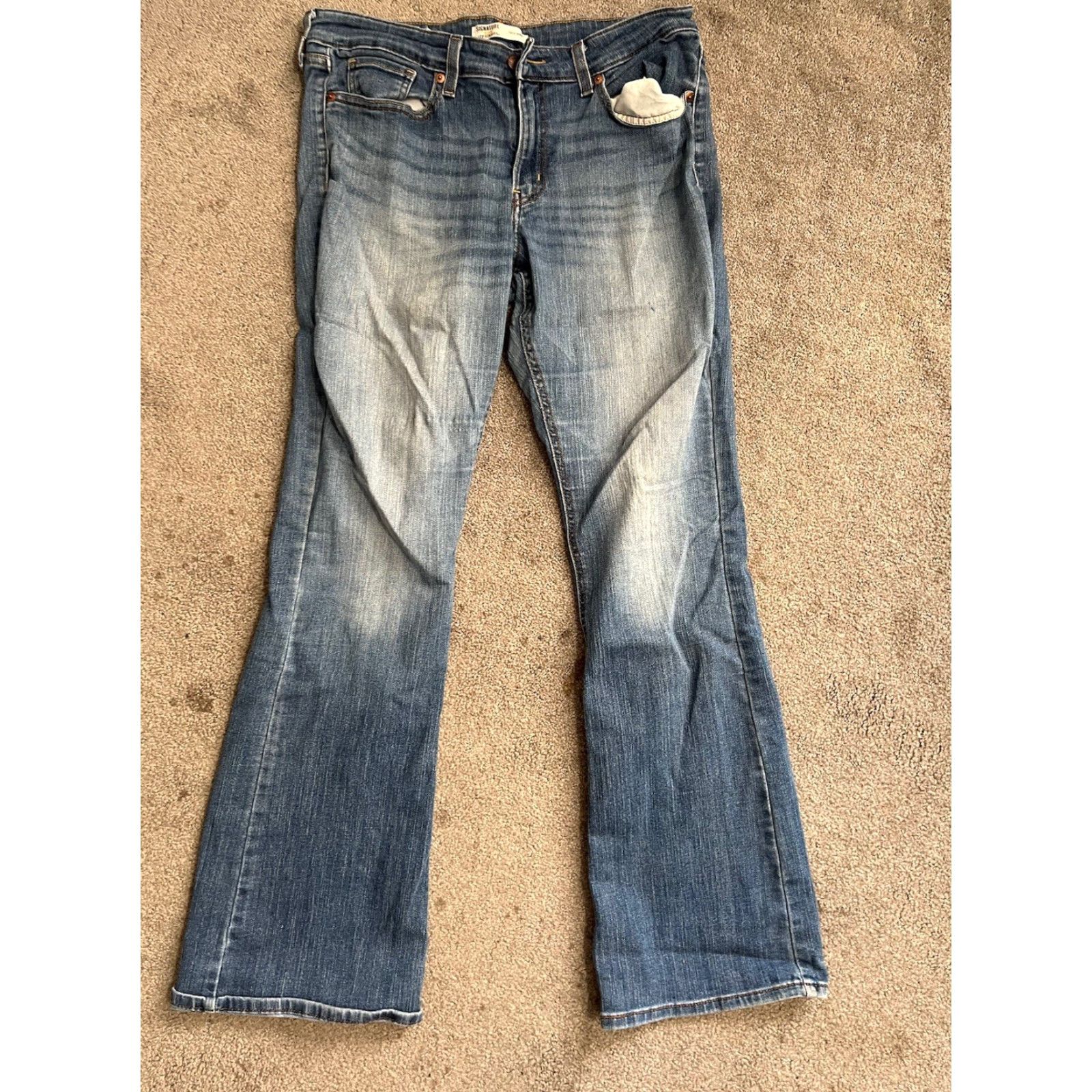 Vintage Levi’s Signature Women’s Jeans - bootcut, Medium wash, 12, 31 in, 29 in inseam, Blue, Regular, 2010s? (no decade allowed?) Size 34" / US 12 / IT 48 - 3 Thumbnail