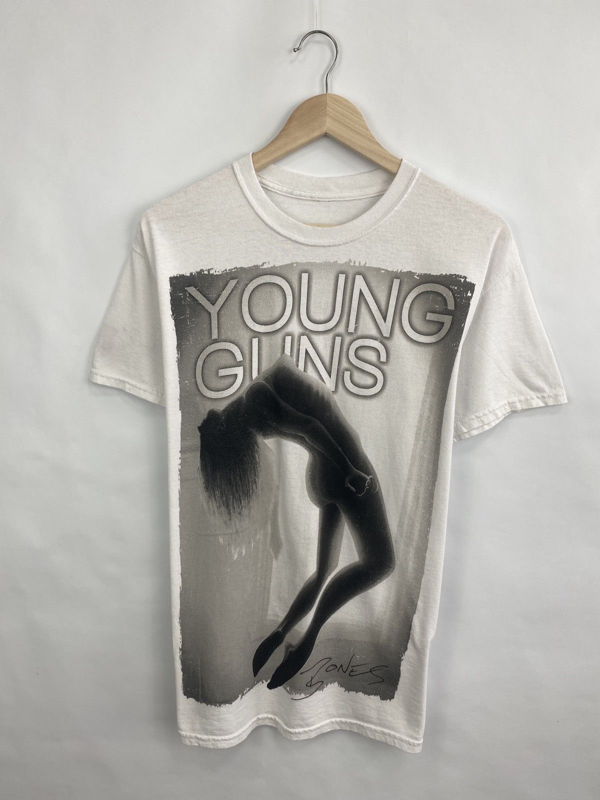 Band Tees Young Guns Bones 2012 Band T-Shirt Rare Retro Size US M / EU 48-50 / 2 - 3 Thumbnail