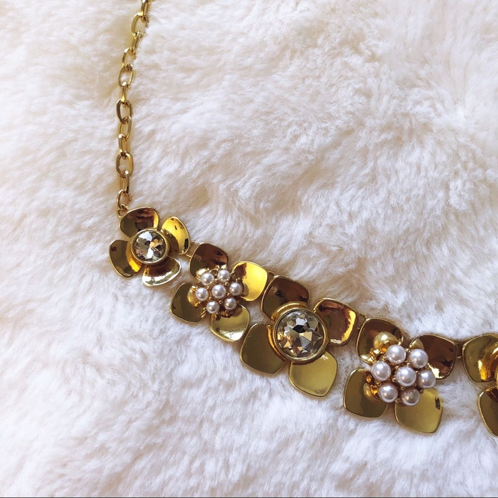 Ann Taylor Ann Taylor Pearlized Floral Statement Necklace Size ONE SIZE - 3 Thumbnail