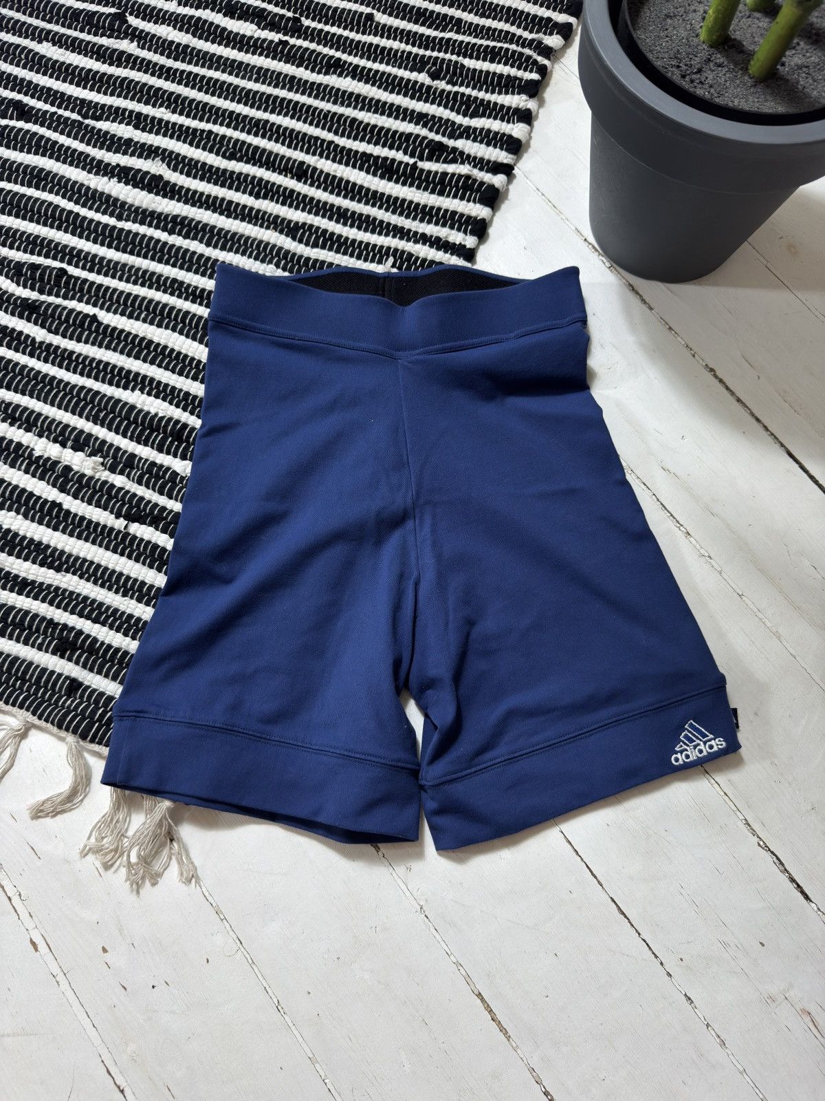 Adidas VINTAGE ADIDAS MINI LOGO Y2K SHORTS Size 26" / US 2 / IT 38 - 1 Thumbnail
