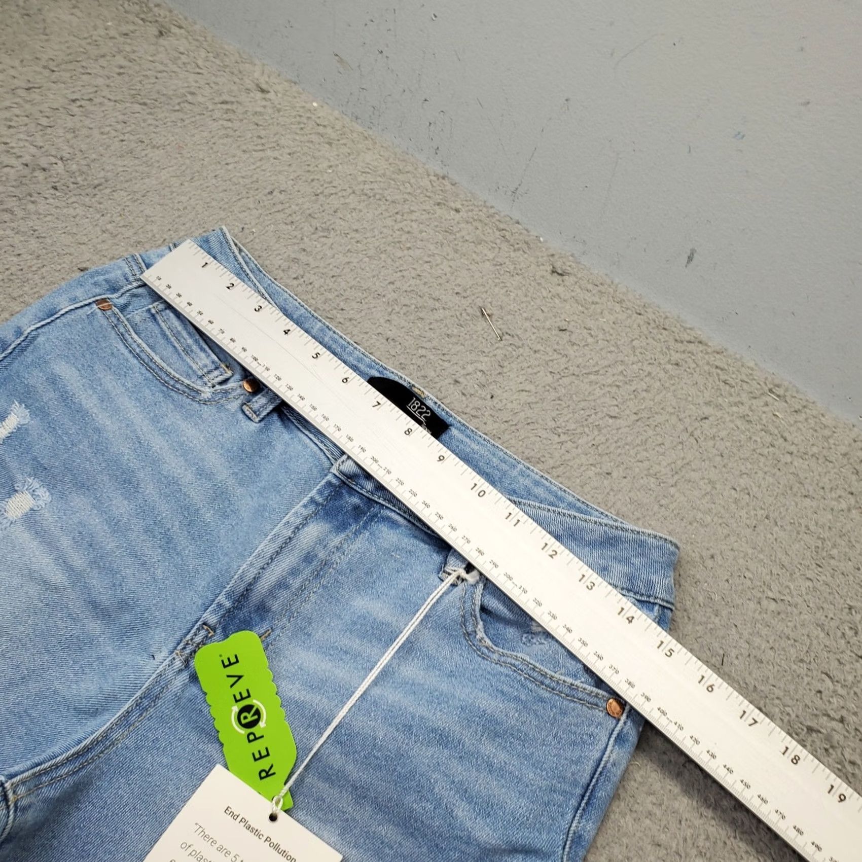Vintage 1822 Denim Repreve Shorts Womens 6/28 Blue Denim High Rise Distressed Raw Hem Bermuda Size 28" / US 6 / IT 42 - 3 Thumbnail