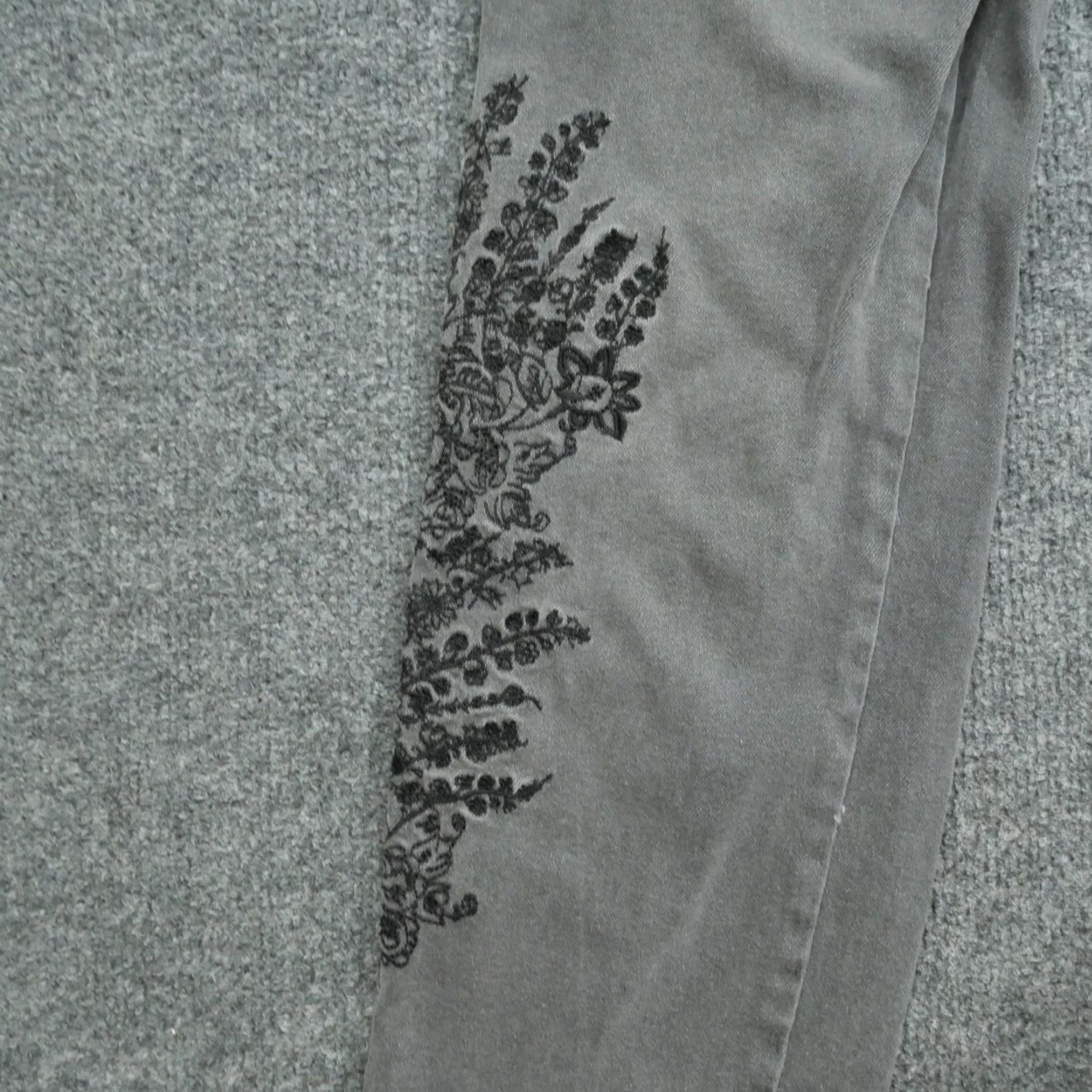 Free People Free People Jeans Womens 26 Grey Embroidery Flowers Raw Hem We The Free Size 26" / US 2 / IT 38 - 4 Thumbnail