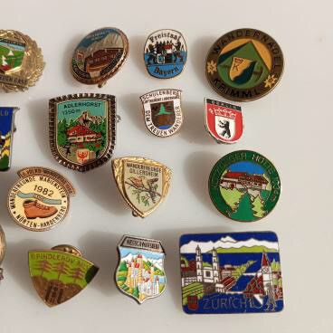 Vintage Vintage Europe PIN Enamel Metal steel Copyrigt 1970s 1980s Size ONE SIZE - 5 Thumbnail