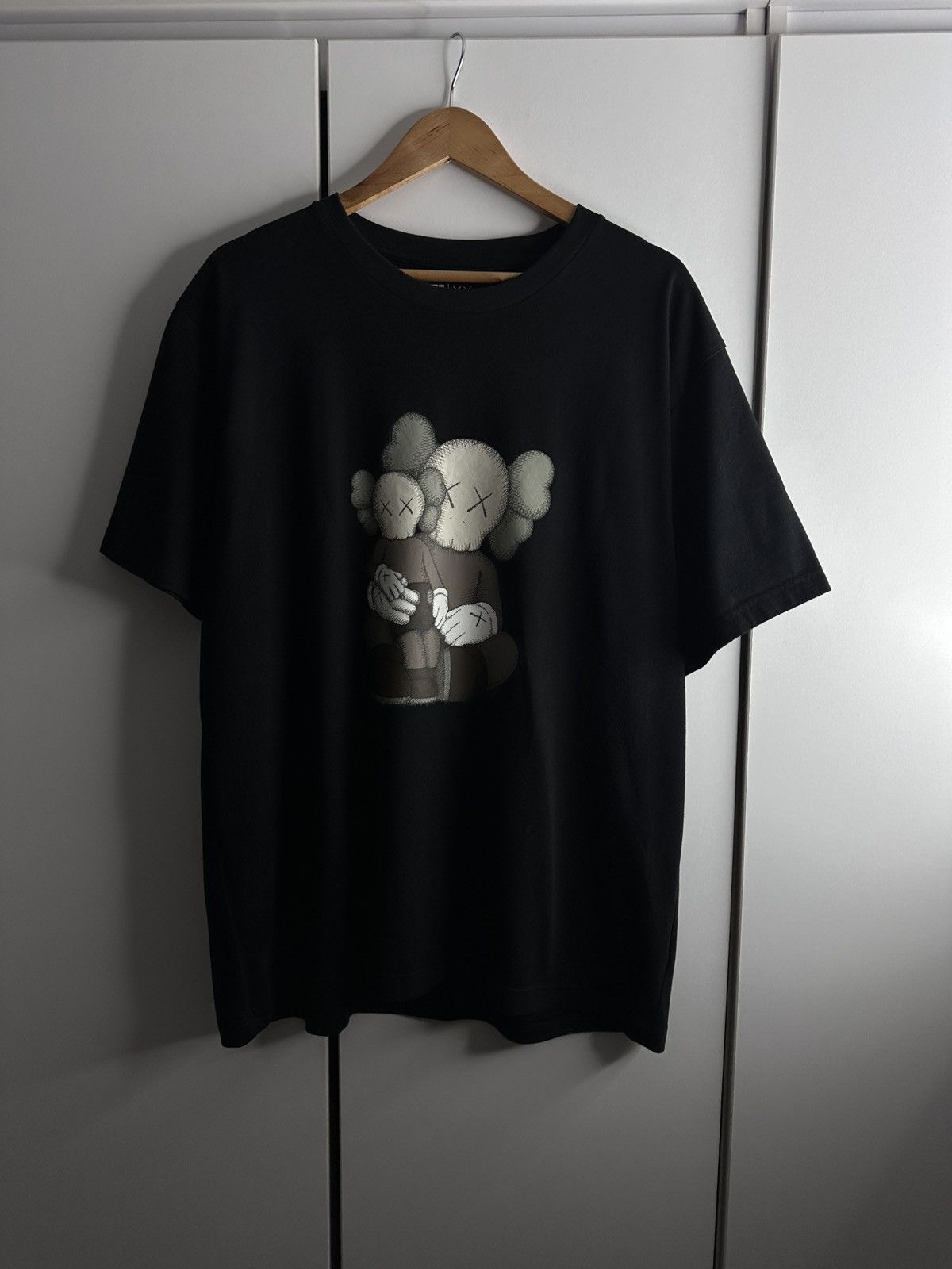 Kaws Uniqlo Kaws Japan style T-shirt Size US XL / EU 56 / 4 - 1 Thumbnail