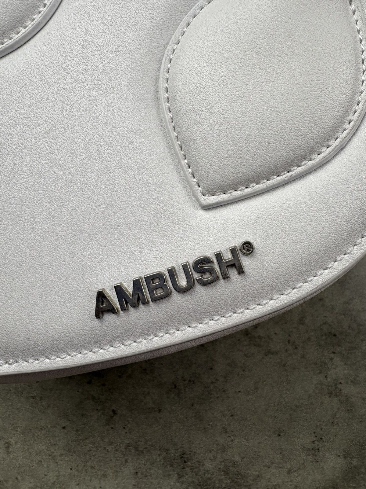 Ambush Design Ambush heart handle leather shoulder bag on chain Size ONE SIZE - 5 Thumbnail