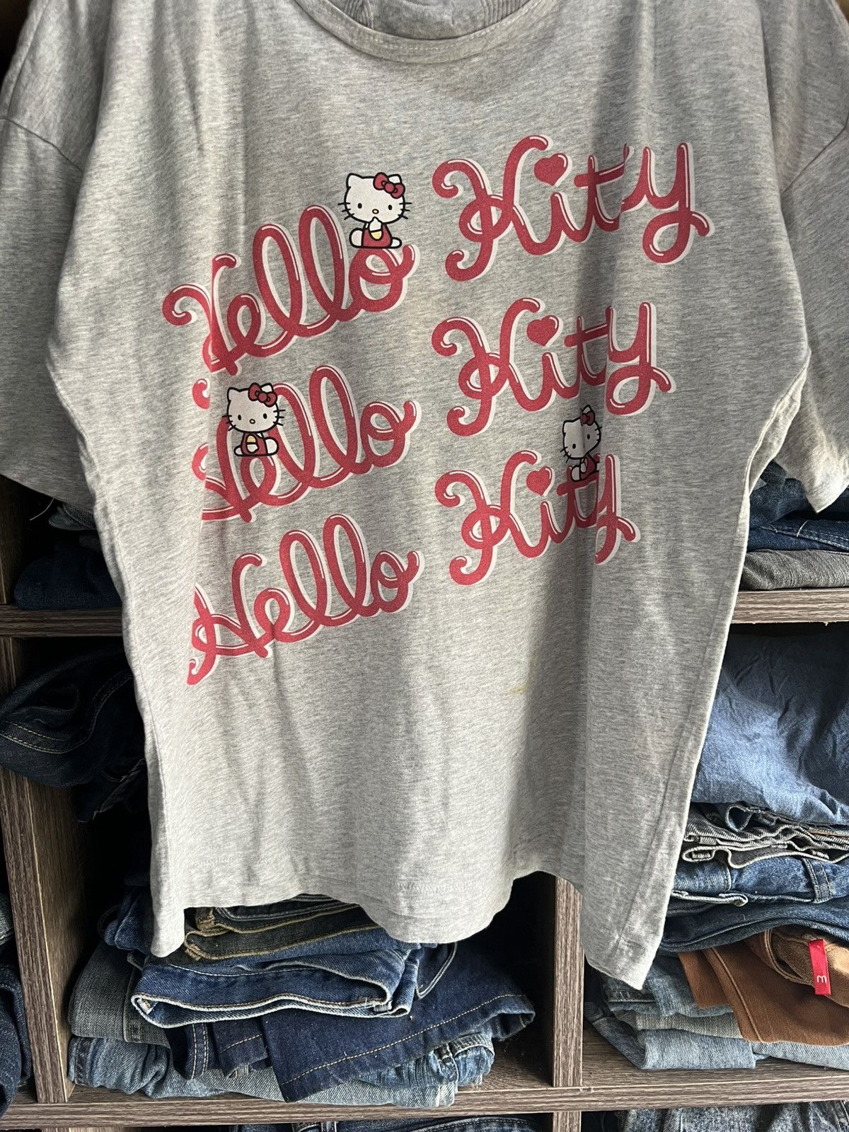 Anime 🔥Hello Kitty x Uniqlo Tee Size US L / EU 52-54 / 3 - 6 Thumbnail