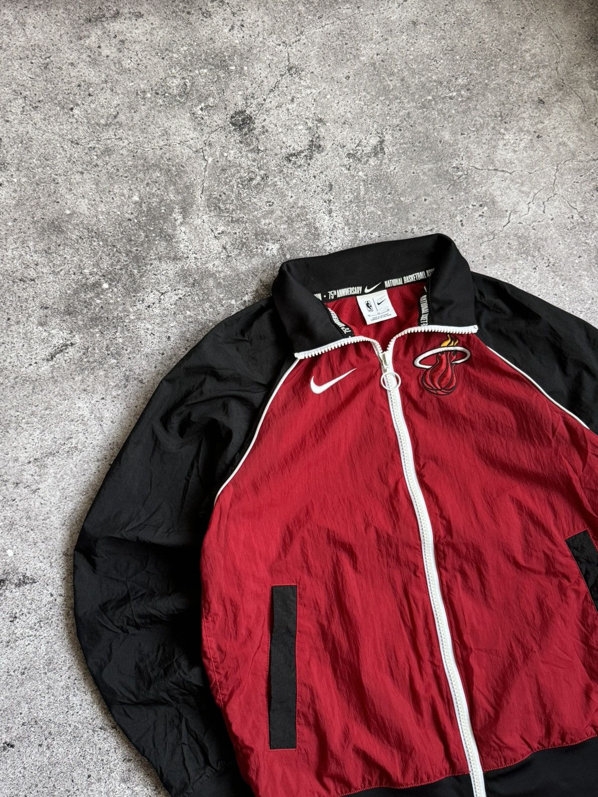 Nike Vintage Nike Miami Heat NBA nylon hoodie jacket Size US M / EU 48-50 / 2 - 6 Thumbnail