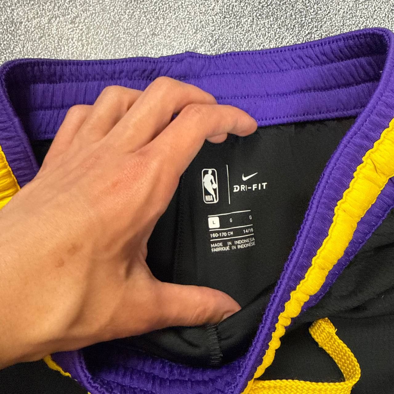 NBA Vintage Nike LA Lakers Basketball Shorts Size S Size US 30 / EU 46 - 3 Thumbnail