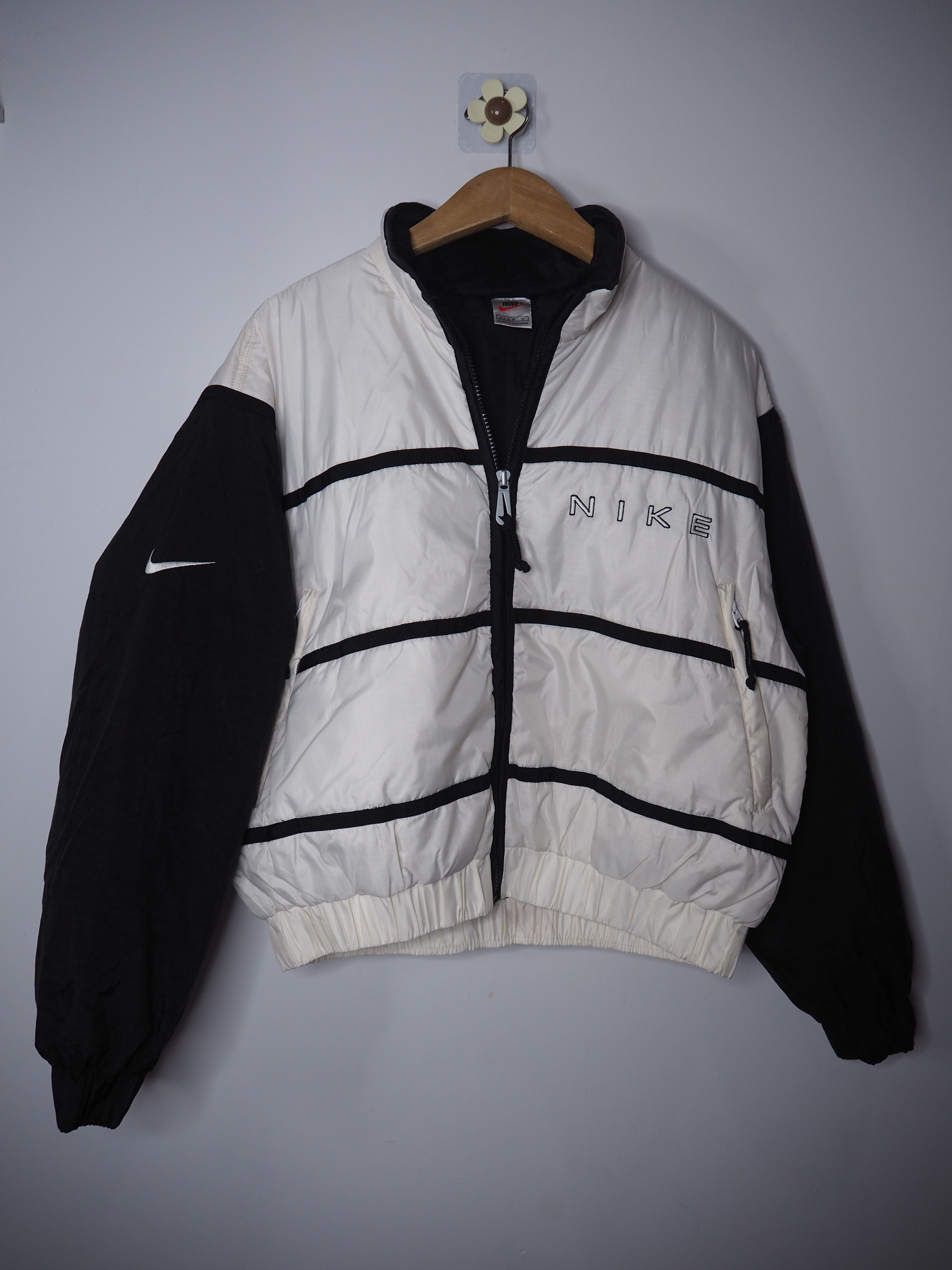 Nike Vintage Nike Bubble Jacket Women Size M Size US S / EU 44-46 / 1 - 2 Thumbnail