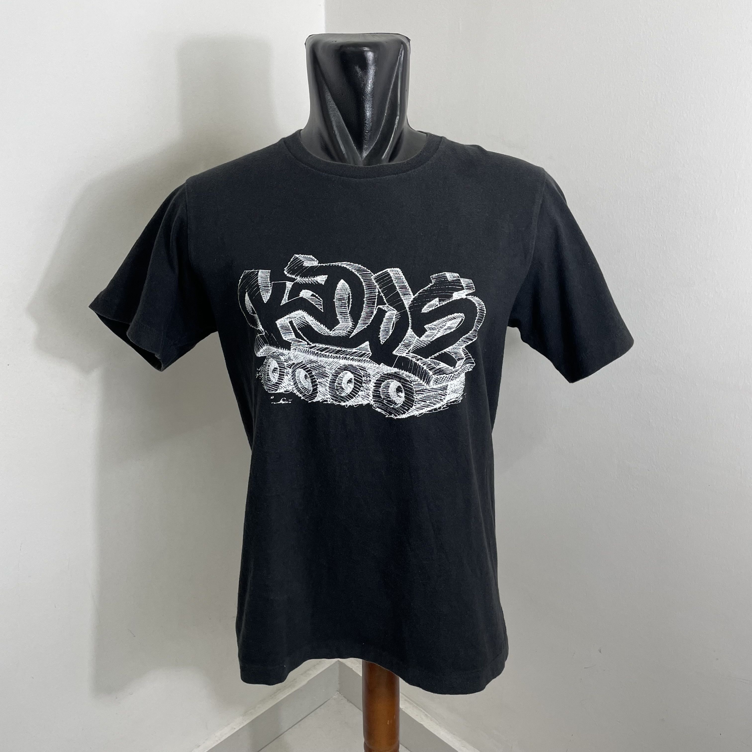 Andy Warhol × Kaws × Uniqlo ⭐️SALE⭐️ [M] UNIQLO X KAWS GRAFFITI TSHIRT Size US M / EU 48-50 / 2 - 1 Thumbnail