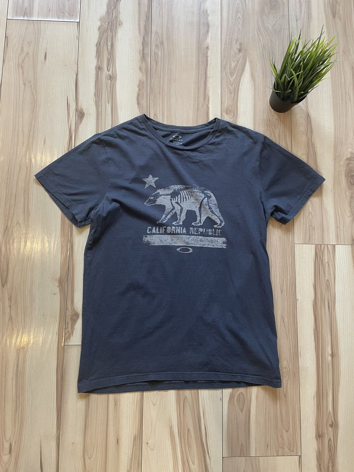 Oakley × Vintage T-Shirt Oakley California Republic Vintage Made In USA Size US L / EU 52-54 / 3 - 1 Thumbnail