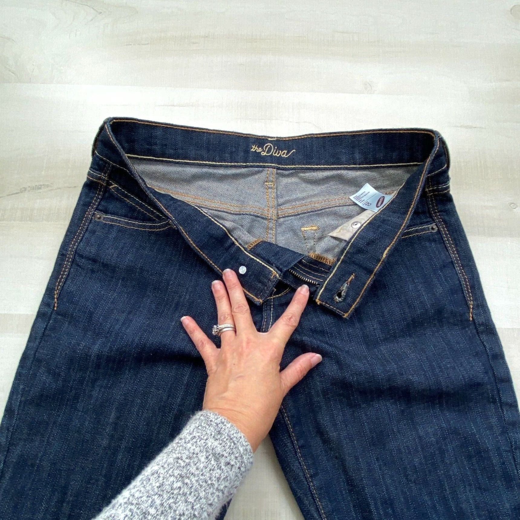 Old Navy Old Navy The Diva Dark Wash Low Rise Straight Jeans Women's 2 Short Blue Size 26" / US 2 / IT 38 - 3 Thumbnail