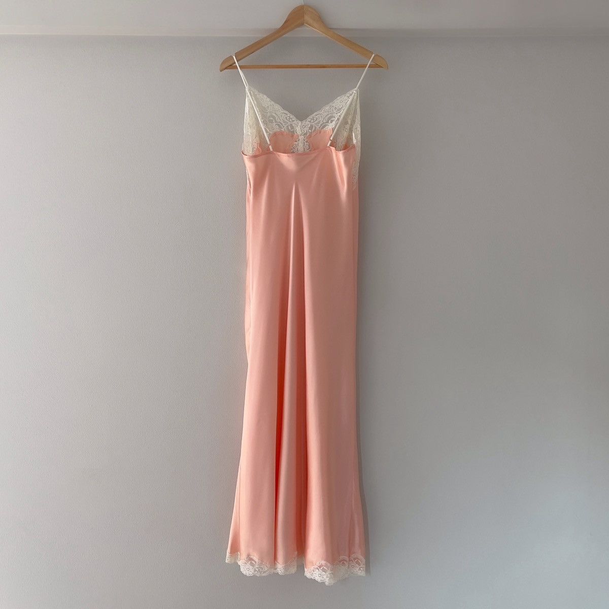 Victoria's Secret Victoria’s Secret 1990s Peach Satin & Lace Slip Gown (S–M) Size S / US 4 / IT 40 - 13 Thumbnail