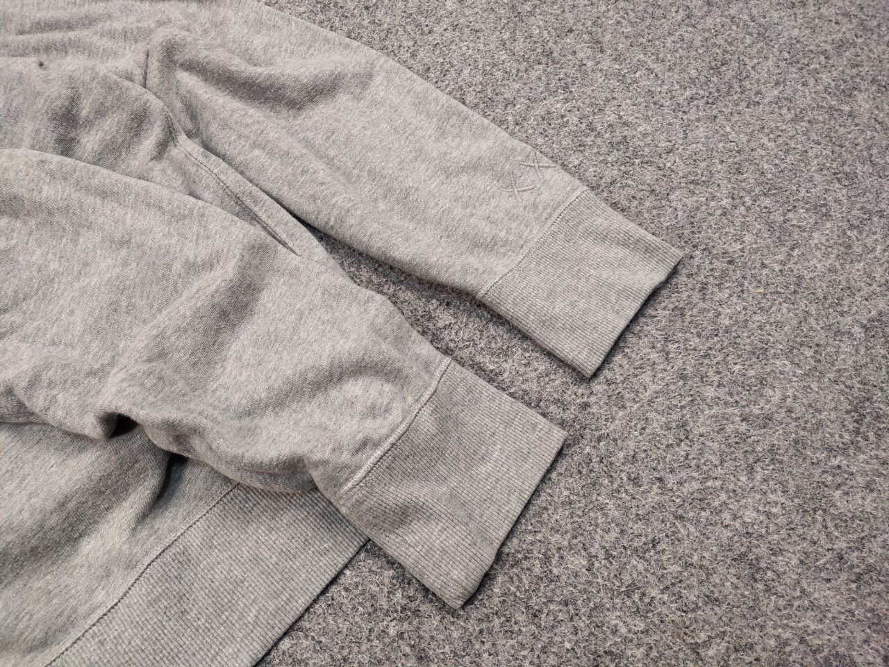Kaws × Uniqlo Uniqlo x Kaws Sesame Street Logo Gray Crew Chek Sweatshirt Size US L / EU 52-54 / 3 - 15 Thumbnail