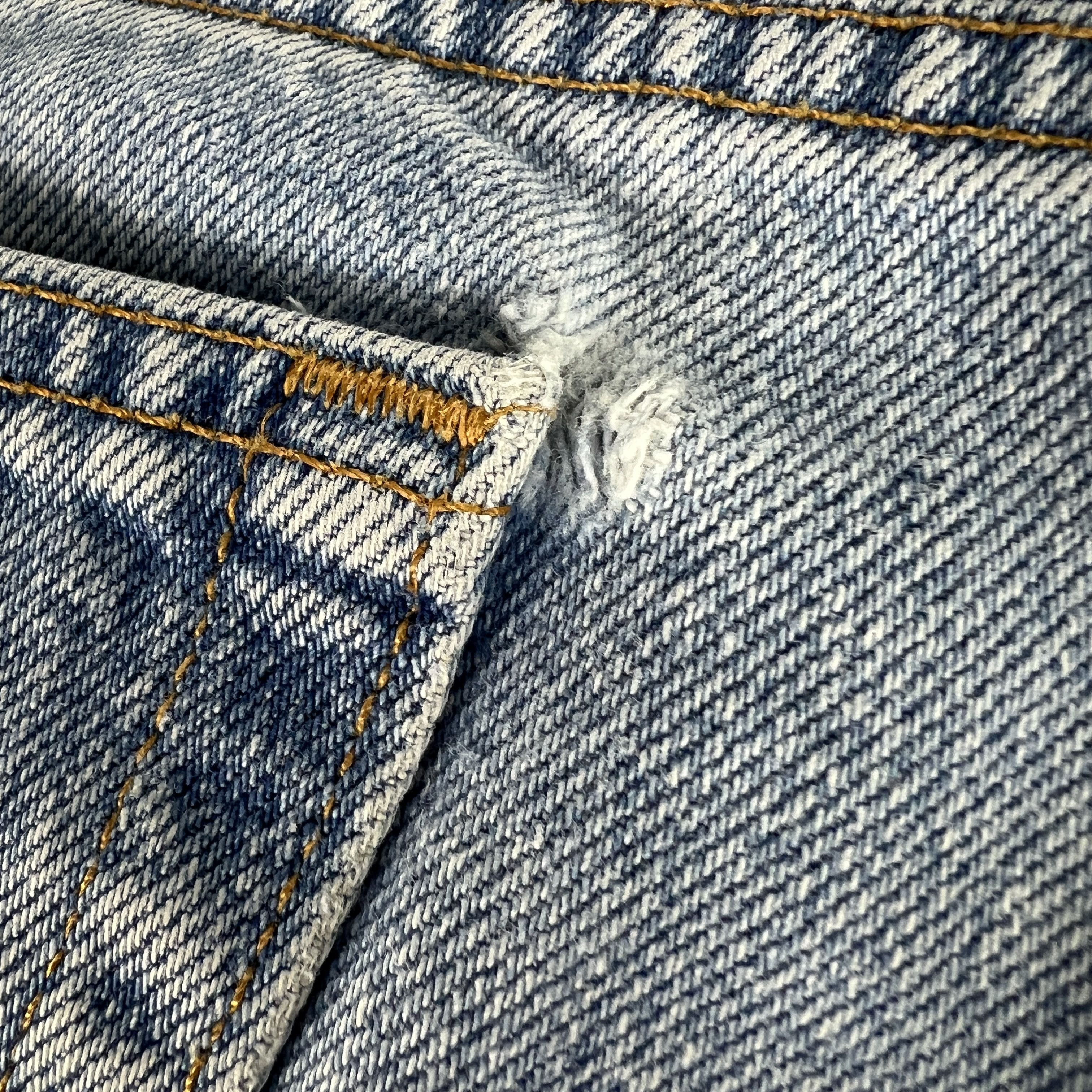 Levi's × Vintage Y2K Levi's Jeans 550 Relaxed Light Blue Faded Cotton Denim Size US 35 - 3 Thumbnail