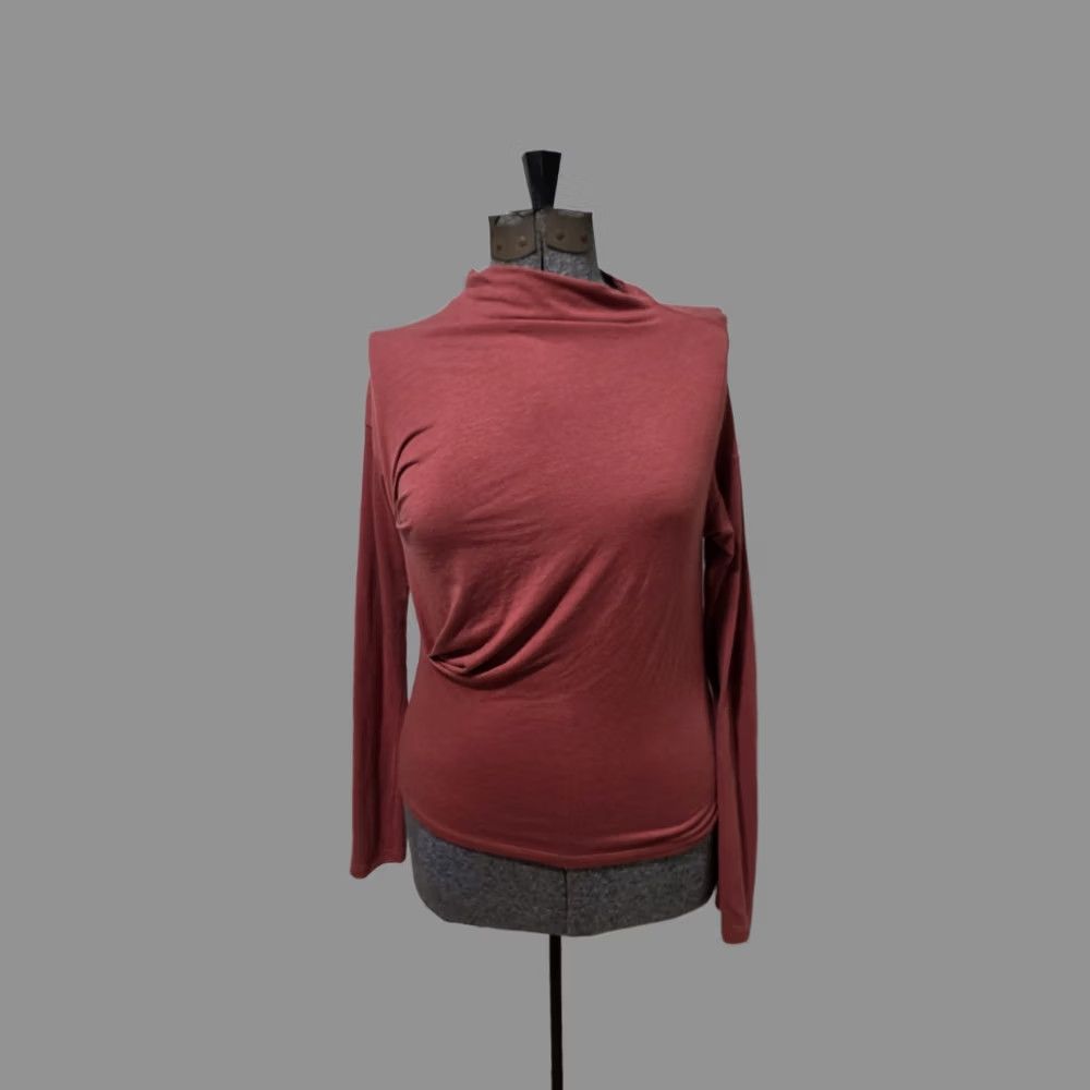 Uniqlo Uniqlo T-Shirt Long Sleeve XS Burgundy Red Women Neck Stitch Details Vintage-style? Size XS / US 0-2 / IT 36-38 - 1 Thumbnail