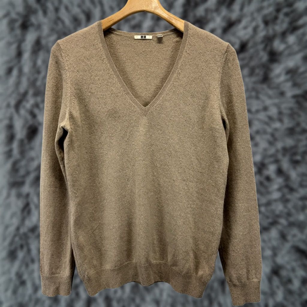 Uniqlo Uniqlo Sweater Women's Large Beige V-Neck Cashmere Crewneck? Size L / US 10 / IT 46 - 1 Thumbnail