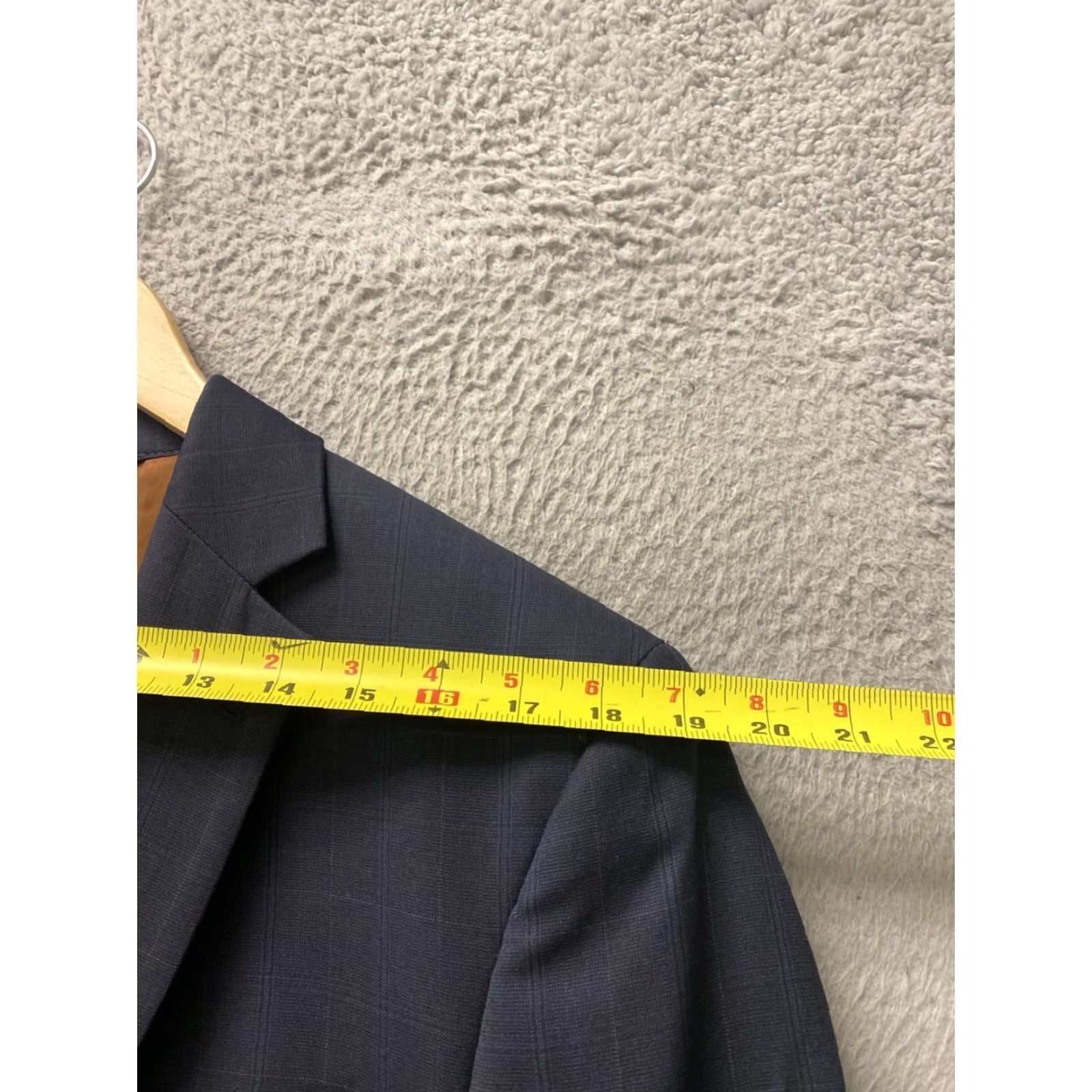 Jos. A. Bank Jos. A. Bank Wool Blazer Jacket Men’s 40R Dark Gray Plaid 4-Button Sleeve Notch Lapel Single-Breasted Double-Vented Blazer Mens Size 40R - 6 Thumbnail