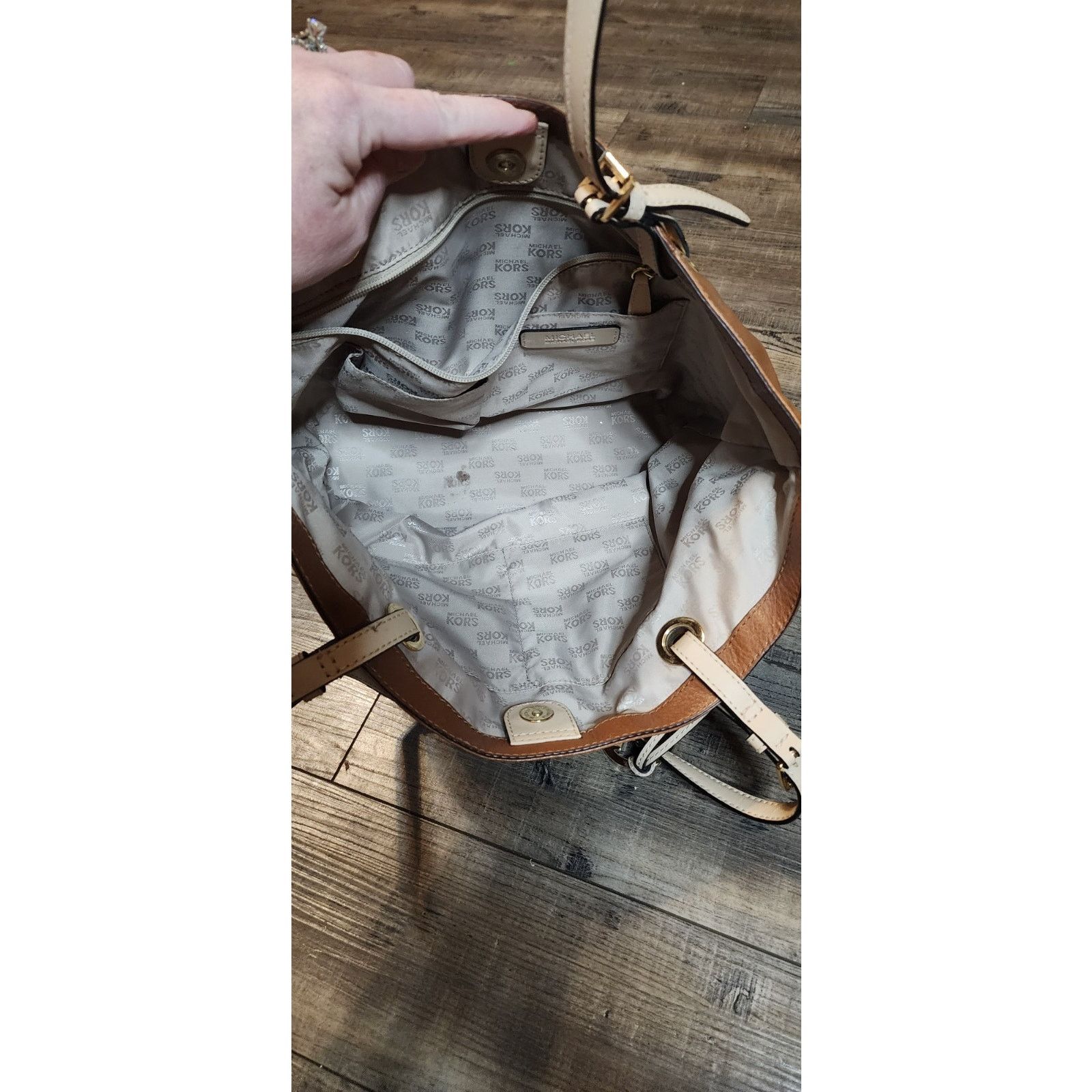 Michael Kors Michael Kors Brown Leather Purse 1 Spot Inside Strap Worn Y Size ONE SIZE - 6 Thumbnail