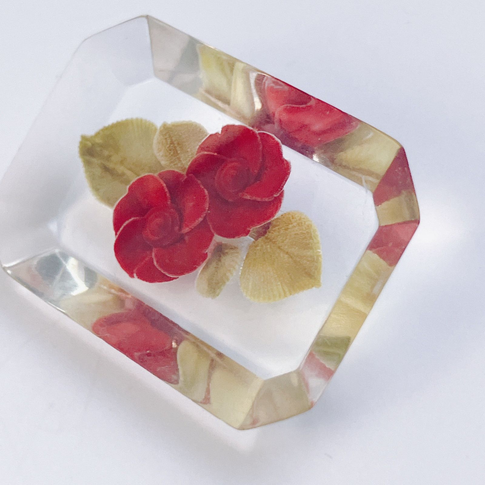 Vintage Vintage 1940s Reverse Carved Lucite Floral Brooch Red Roses Size ONE SIZE - 7 Thumbnail