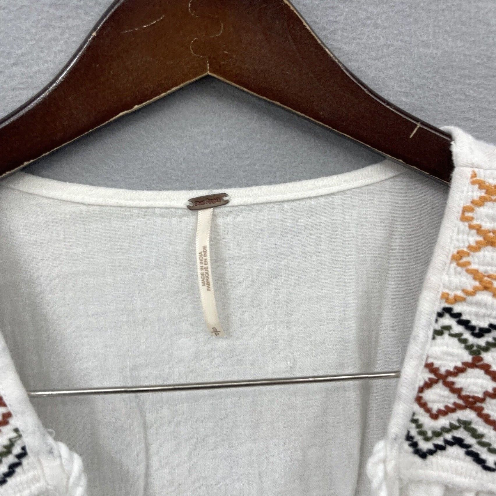 Free People Free People Boho Market Tee Women's Size S White Embroidered Short Sleeve V-Neck T-Shirt Size 28" / US 6 / IT 42 - 7 Thumbnail