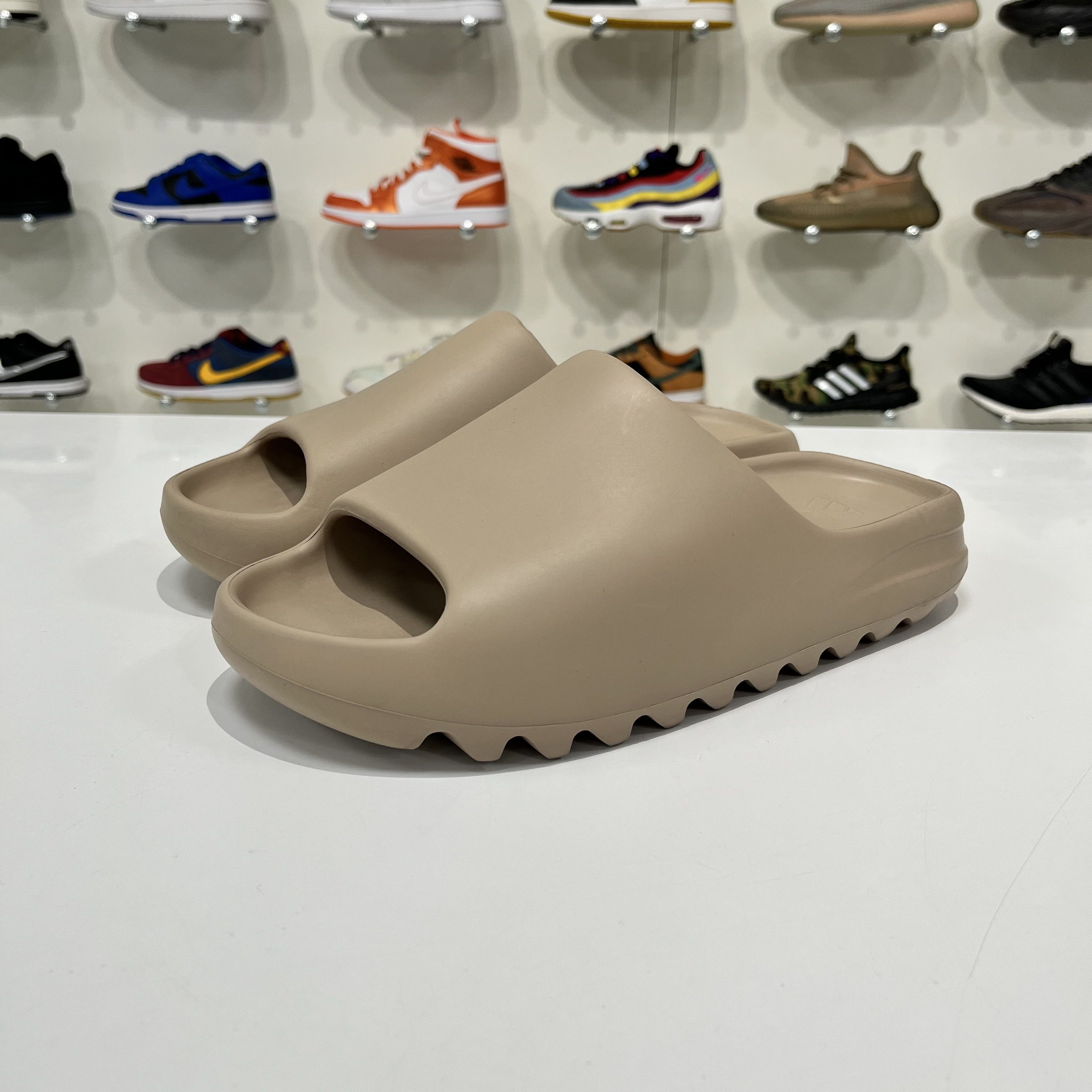 Adidas Adidas Yeezy Slide Pure (First Release) Size US 10 / EU 43 - 2 Thumbnail