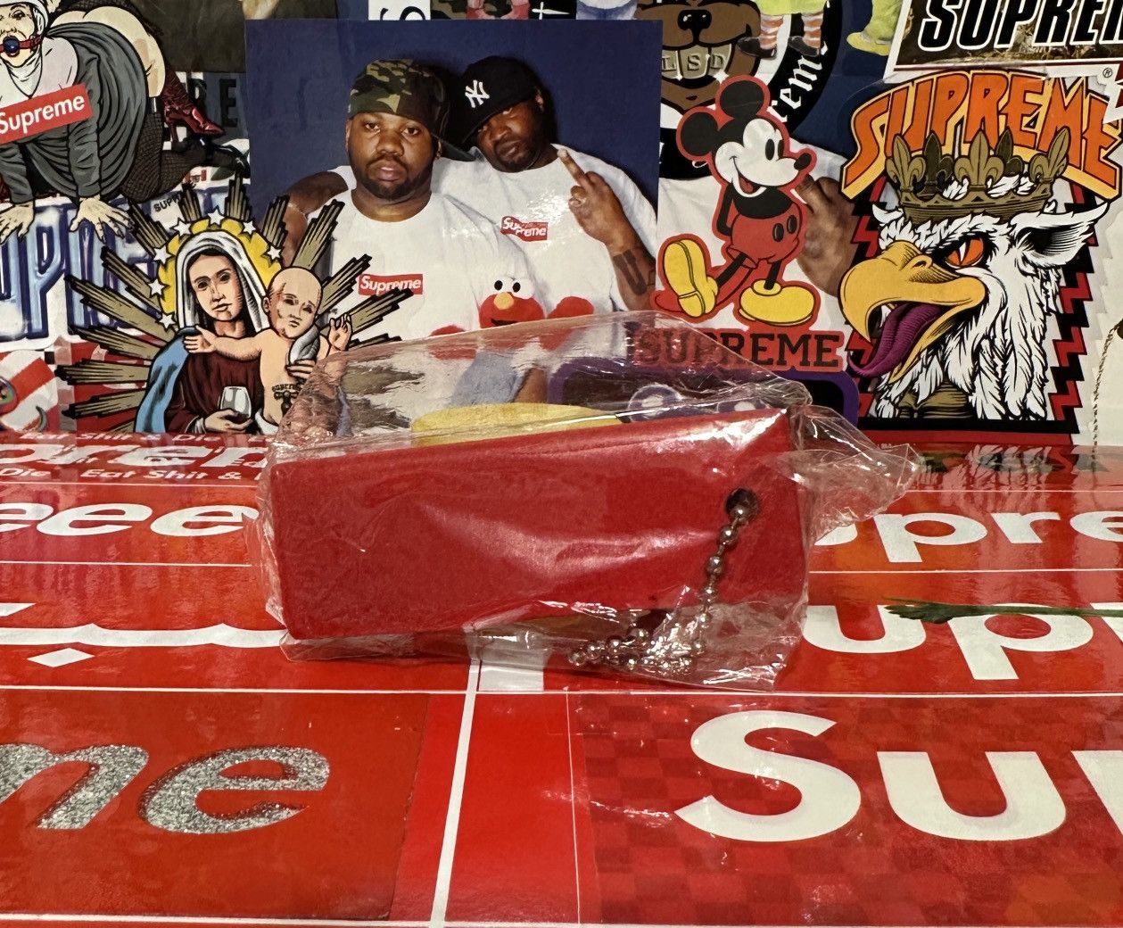 Supreme × Vintage DS NEW FW11 Supreme Box Logo Flocked Floaty Keychain Red OG Size ONE SIZE - 2 Thumbnail