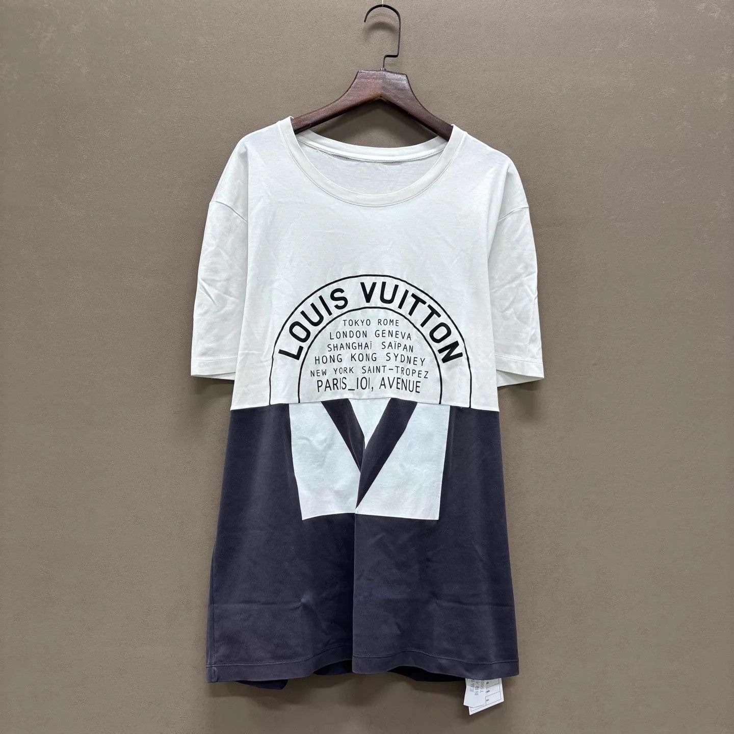 Louis Vuitton Louis Vuitton 99 New White Logo Short Tee L Size US L / EU 52-54 / 3 - 1 Thumbnail