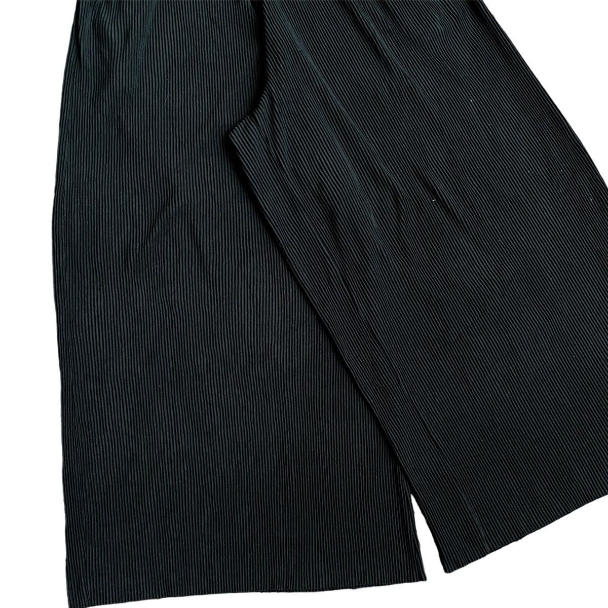Japanese Brand × Vintage Rare Japanese Brand UniqIo Pleats Issey Style Wide Leg Pants Size US 32 / EU 48 - 2 Thumbnail