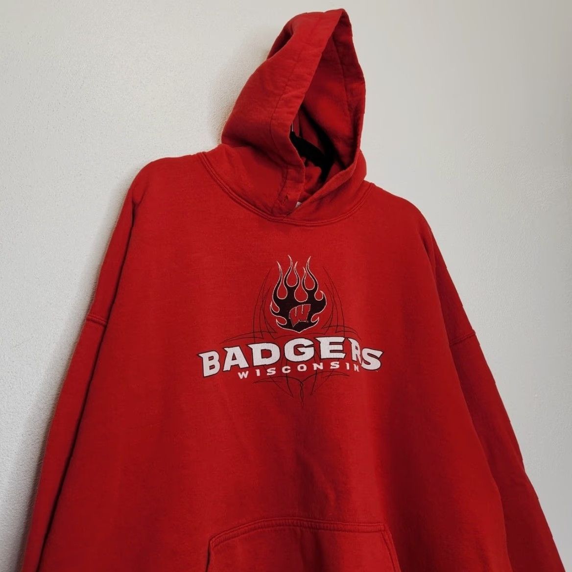 Gildan VINTAGE Wisconsin Badgers Hoodie Sweatshirt 2XL Red Mens Pullover Giant Y2K Oversized Size US XXL / EU 58 / 5 - 3 Thumbnail