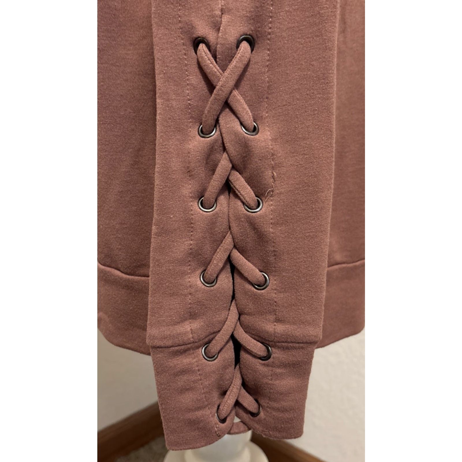 Vintage Wishlist Shirt Womens Small Light Brown Crew Neck Knit Top Long Sleeve Pullover 21-21.5" pit 27" length Casual 2012 Size S / US 4 / IT 40 - 5 Thumbnail