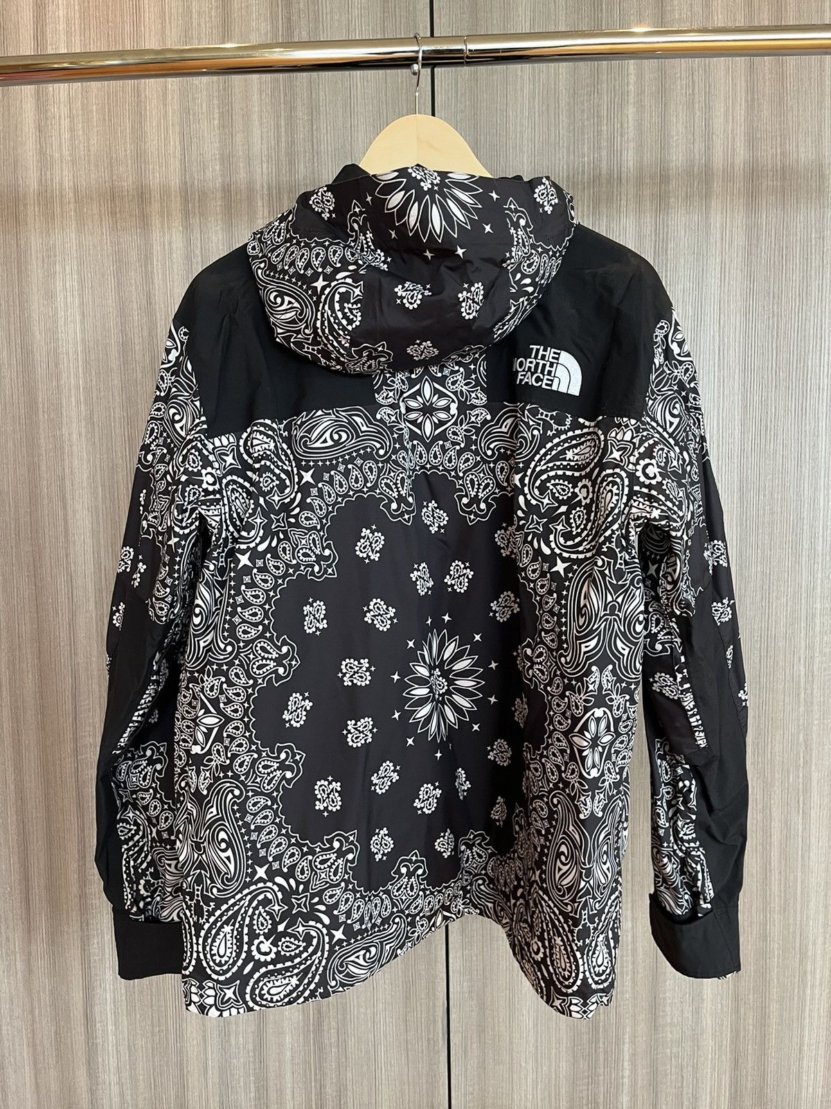 Supreme × The North Face Supreme x TNF Black Bandana Mountain Jacket Size US L / EU 52-54 / 3 - 4 Thumbnail