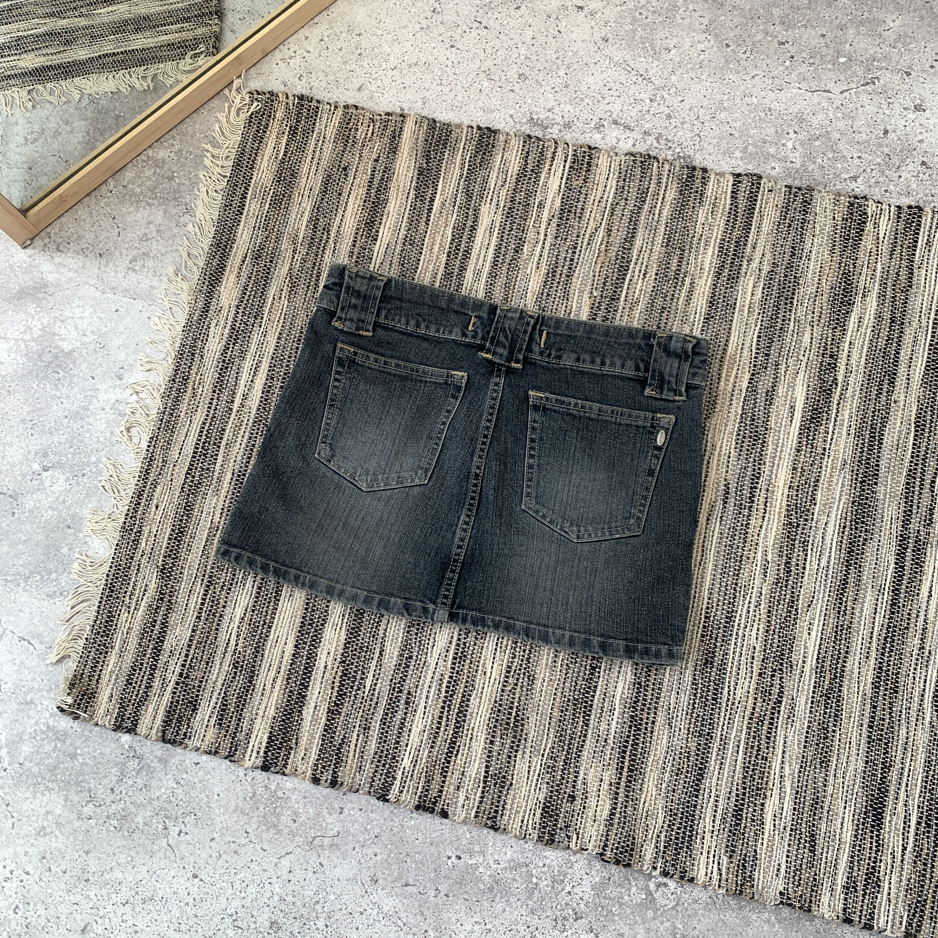 Japanese Brand Vintage Y2K Faded Women's Blue Denim Low Rise Mini Skirt Size 26" / US 2 / IT 38 - 2 Thumbnail
