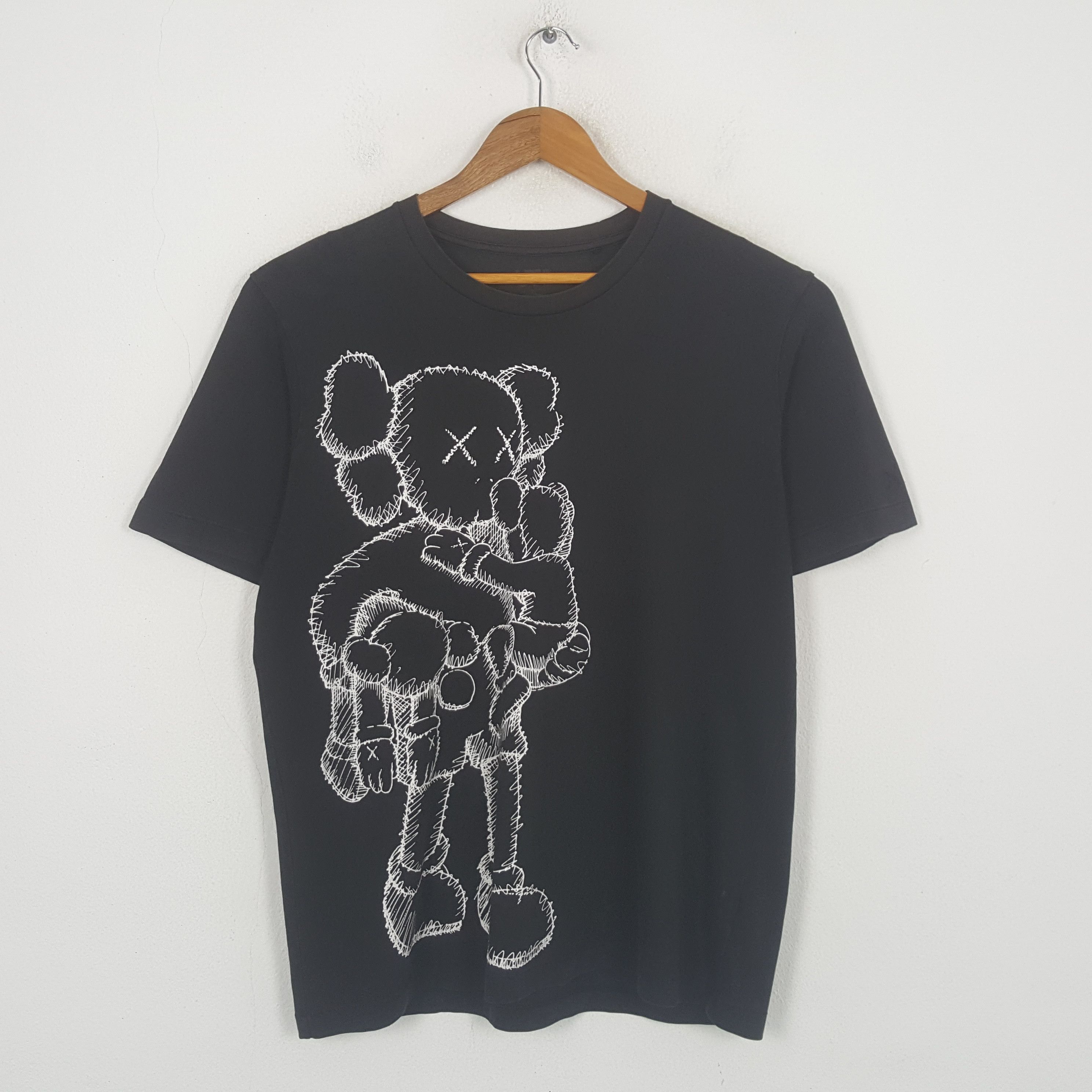 Japanese Brand Vintage Uniqlo x Kaws Japanese Brand T-shirt C294N40 Size US L / EU 52-54 / 3 - 1 Thumbnail